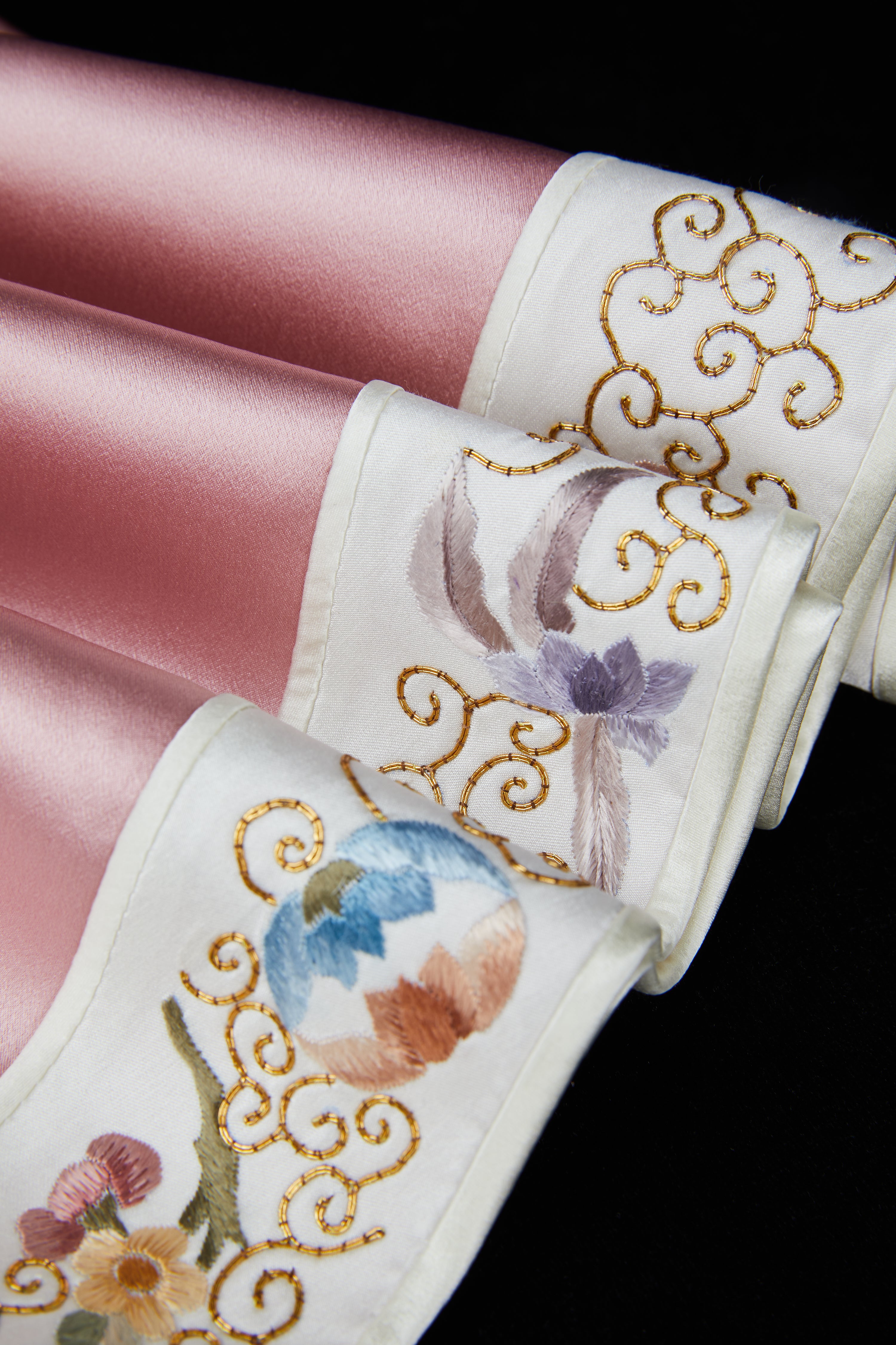 Pink Gold Embroidery《粉色盘金》