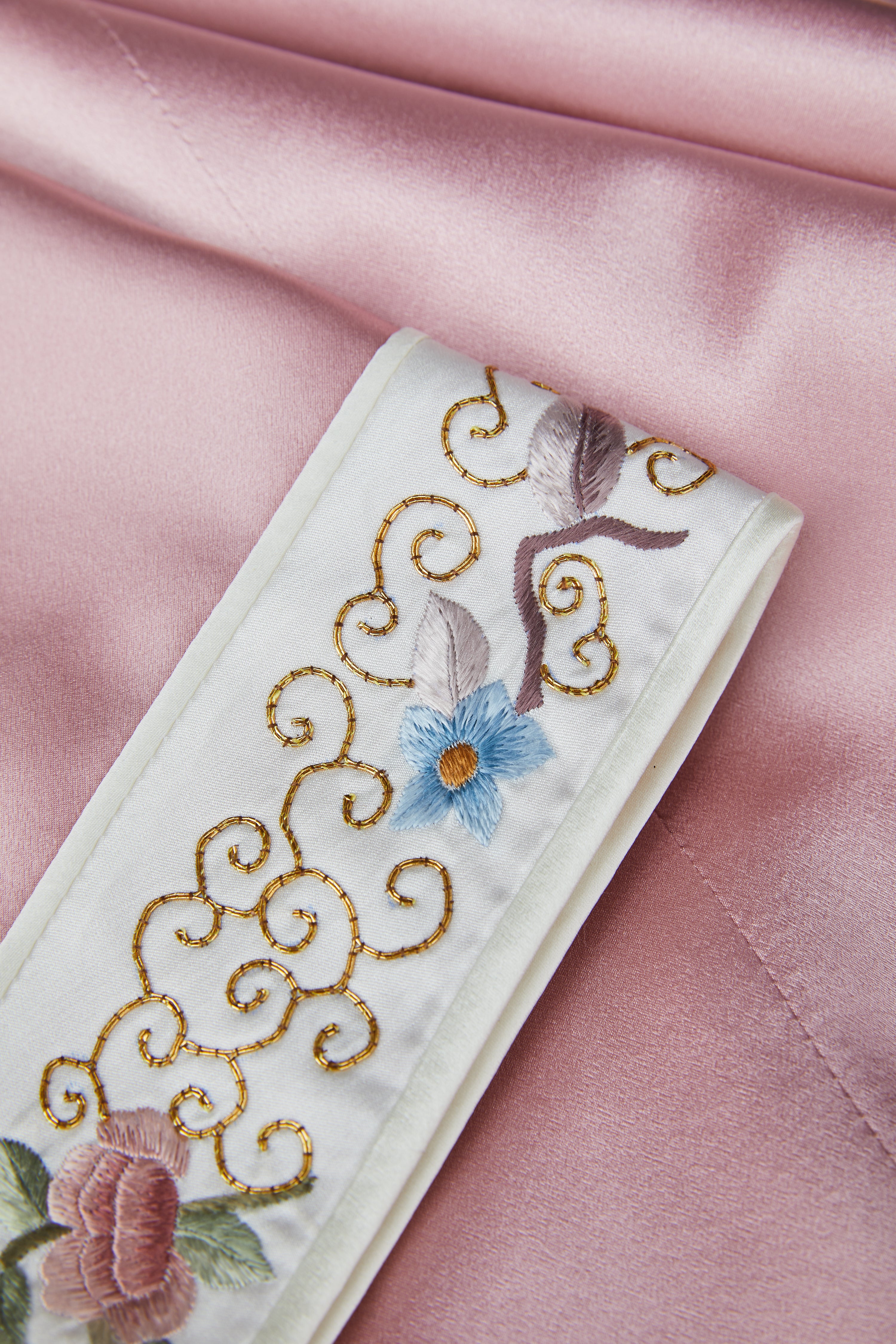 Pink Gold Embroidery《粉色盘金》