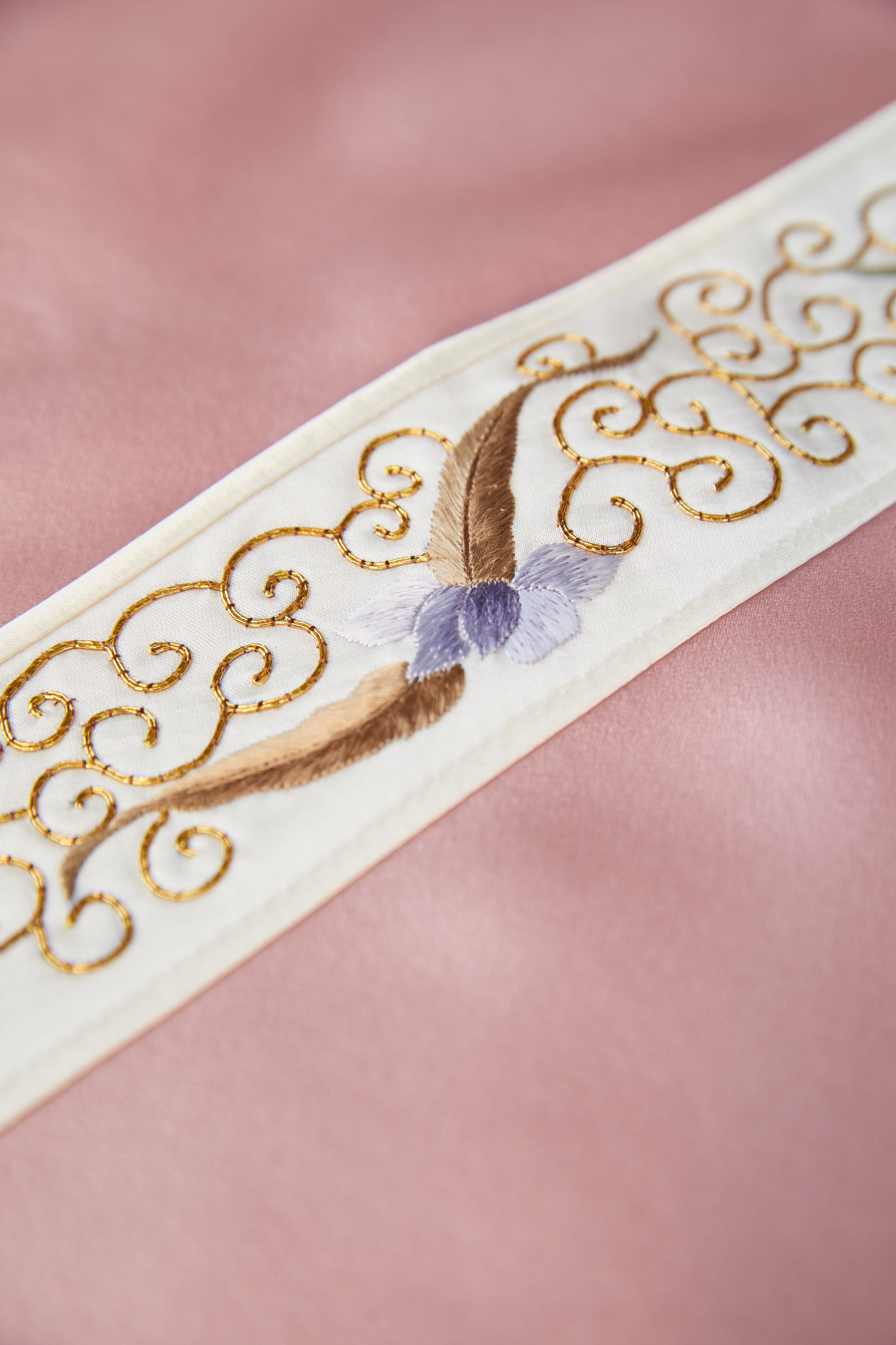 Pink Gold Embroidery《粉色盘金》