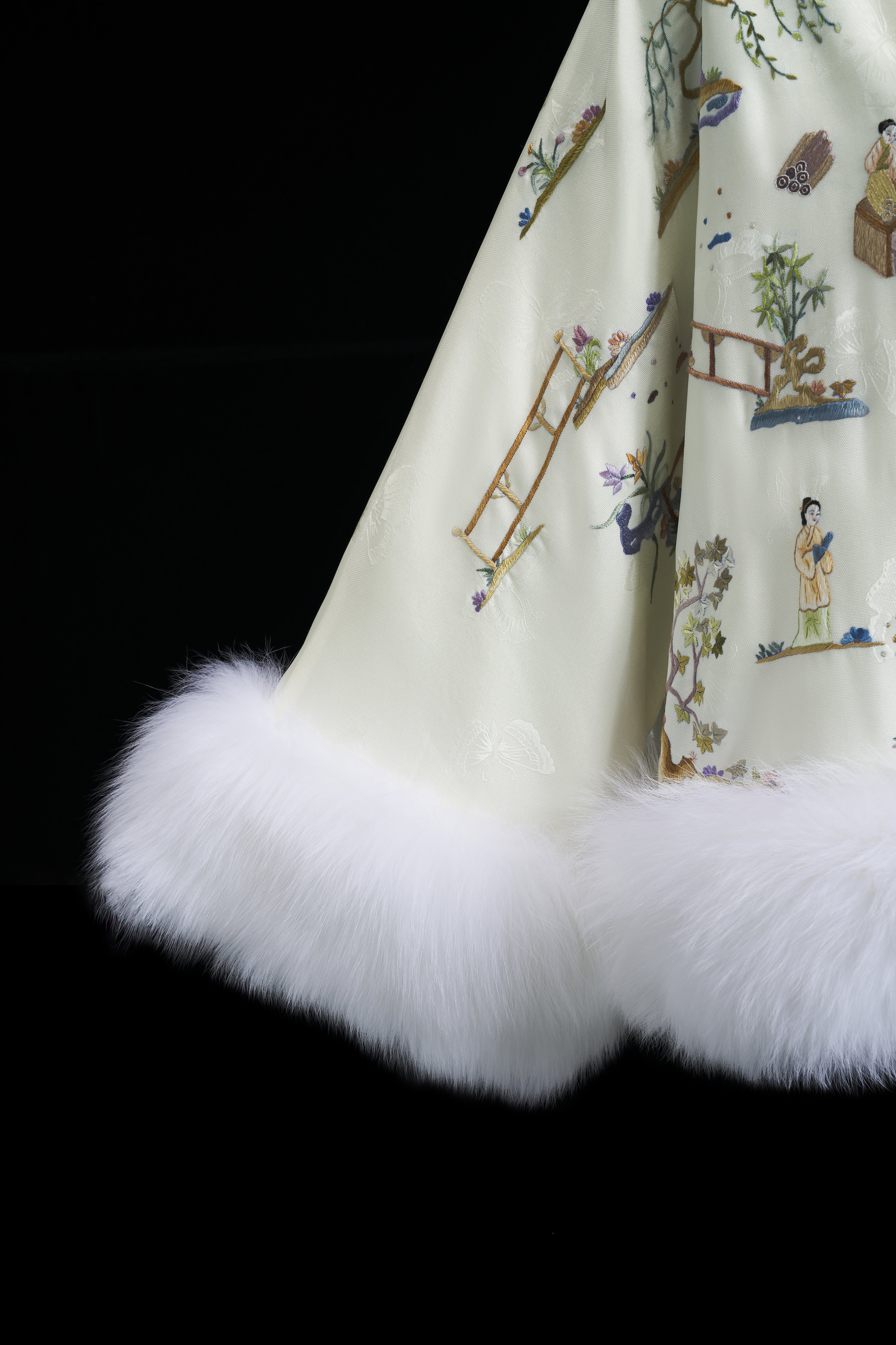 Silk and Cashmere Coat with Fox Fur《班昭写史》