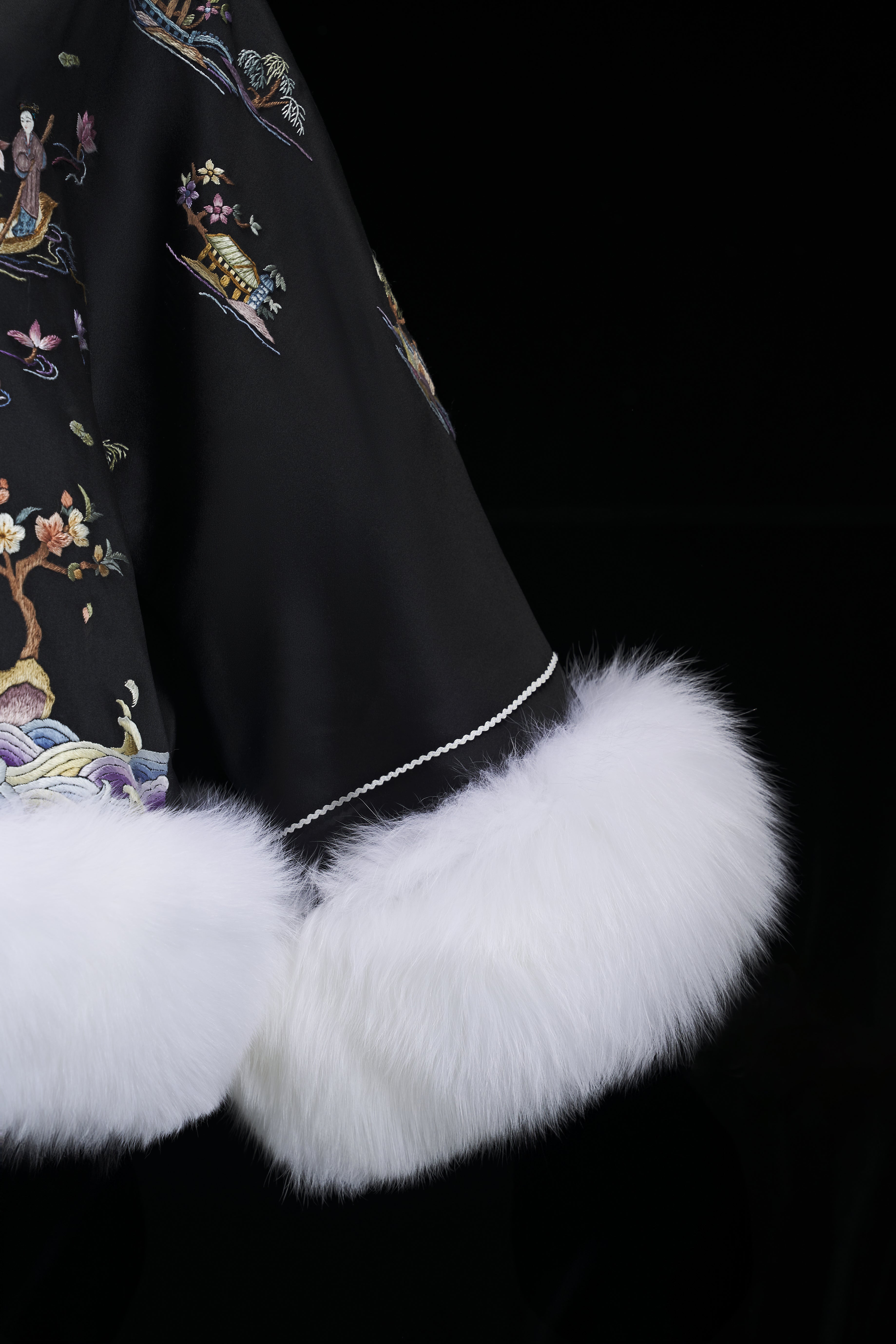 Coat with Fox Fur Trim《采莲图》