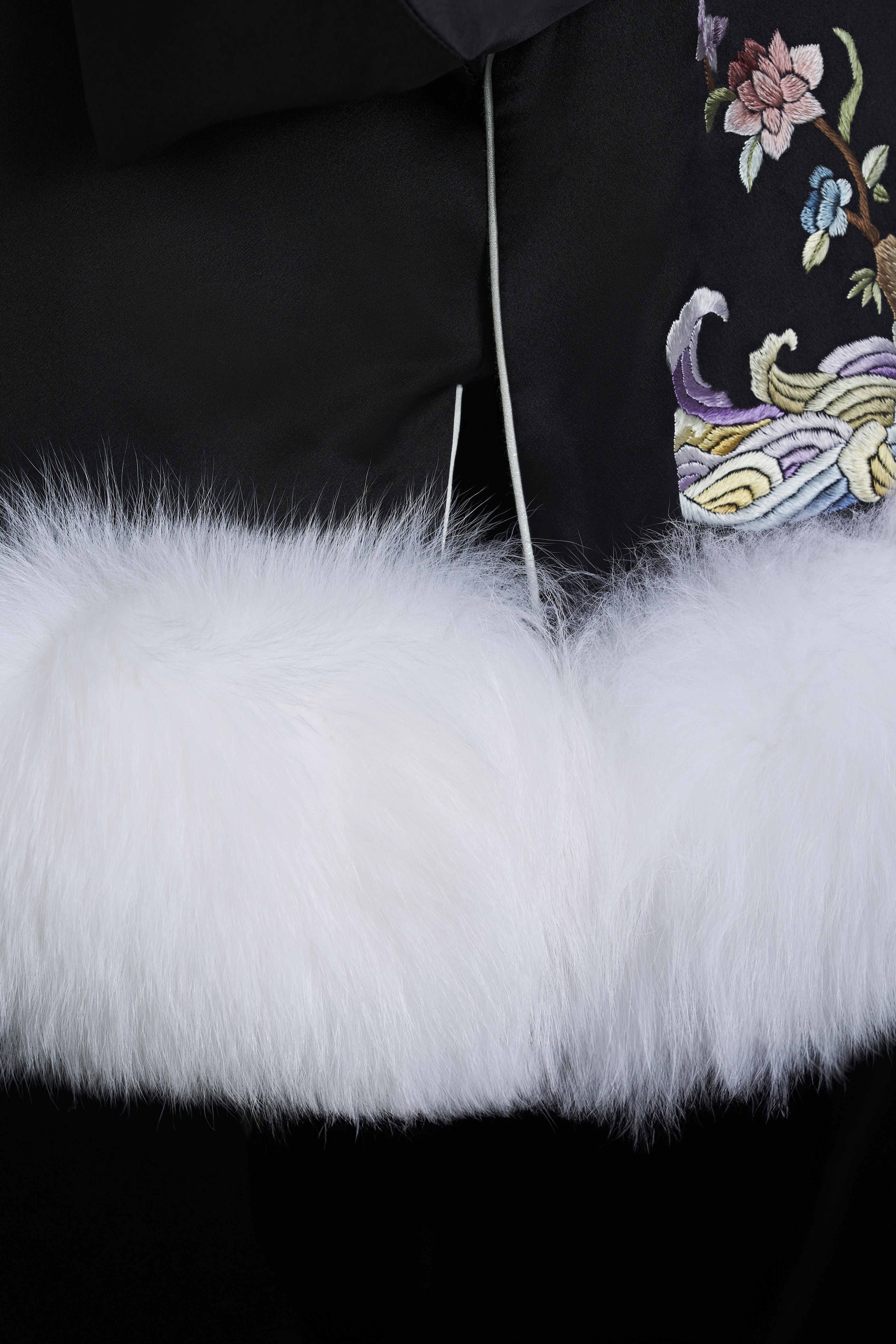 Coat with Fox Fur Trim《采莲图》