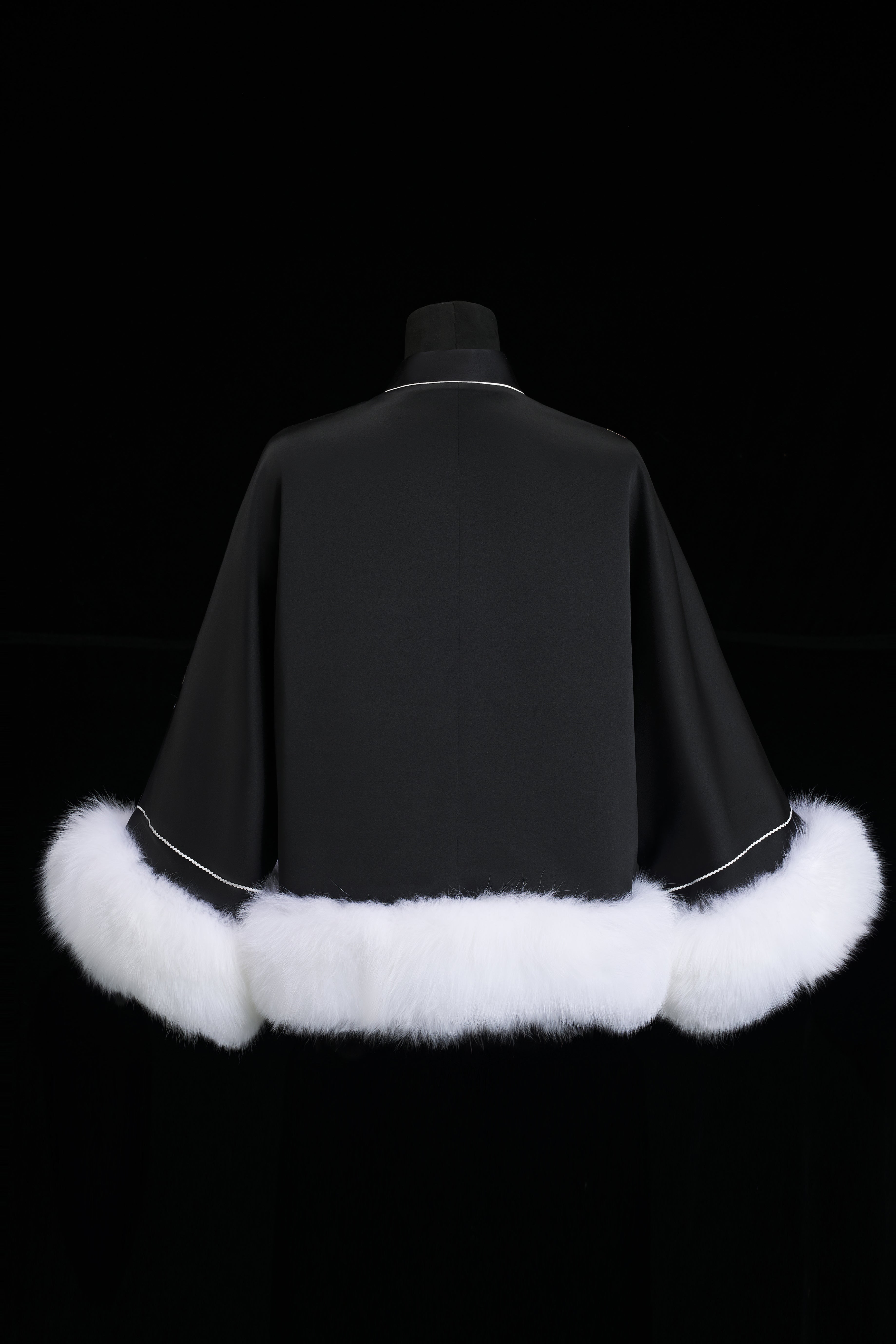 Coat with Fox Fur Trim《采莲图》