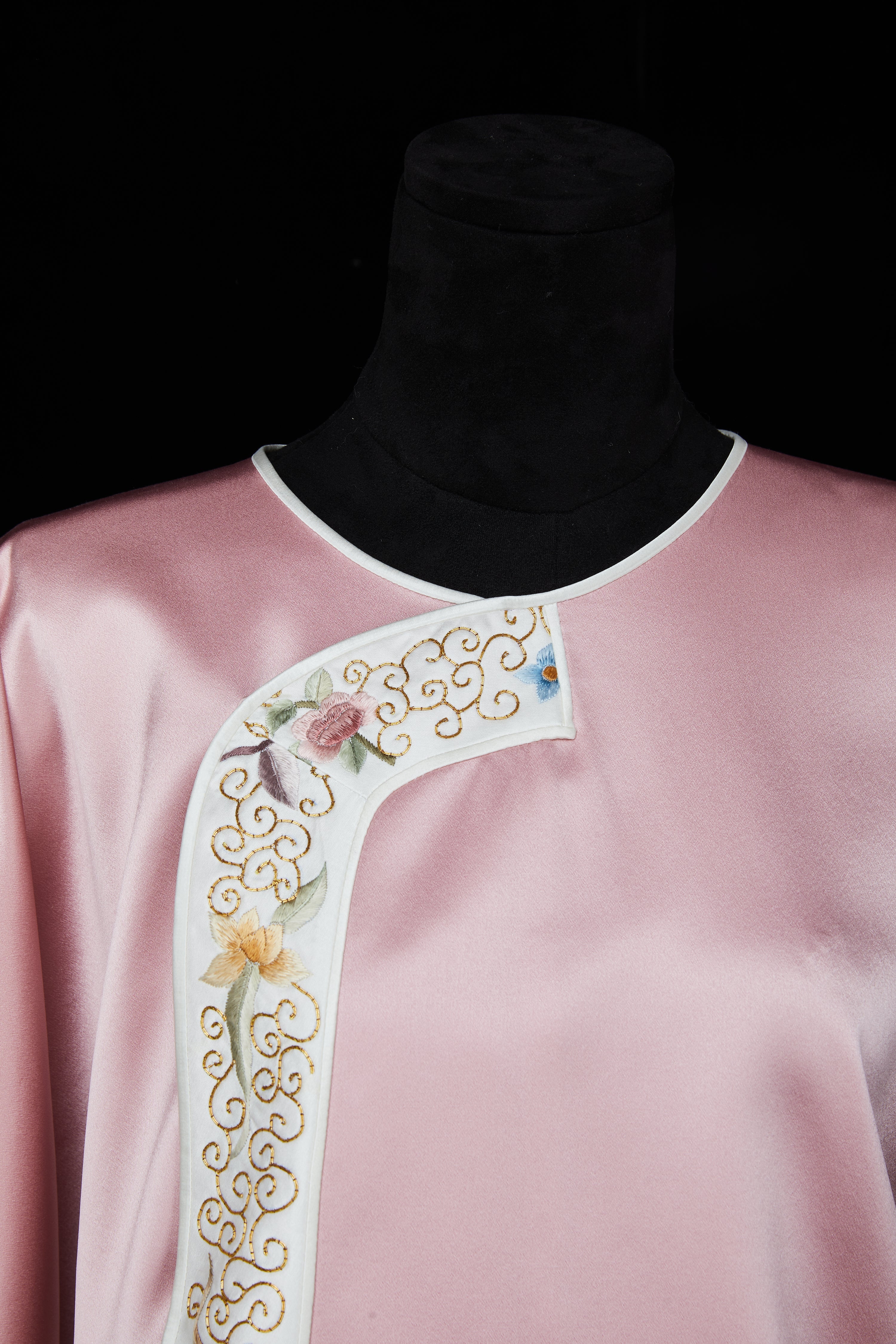 Pink Gold Embroidery《粉色盘金》