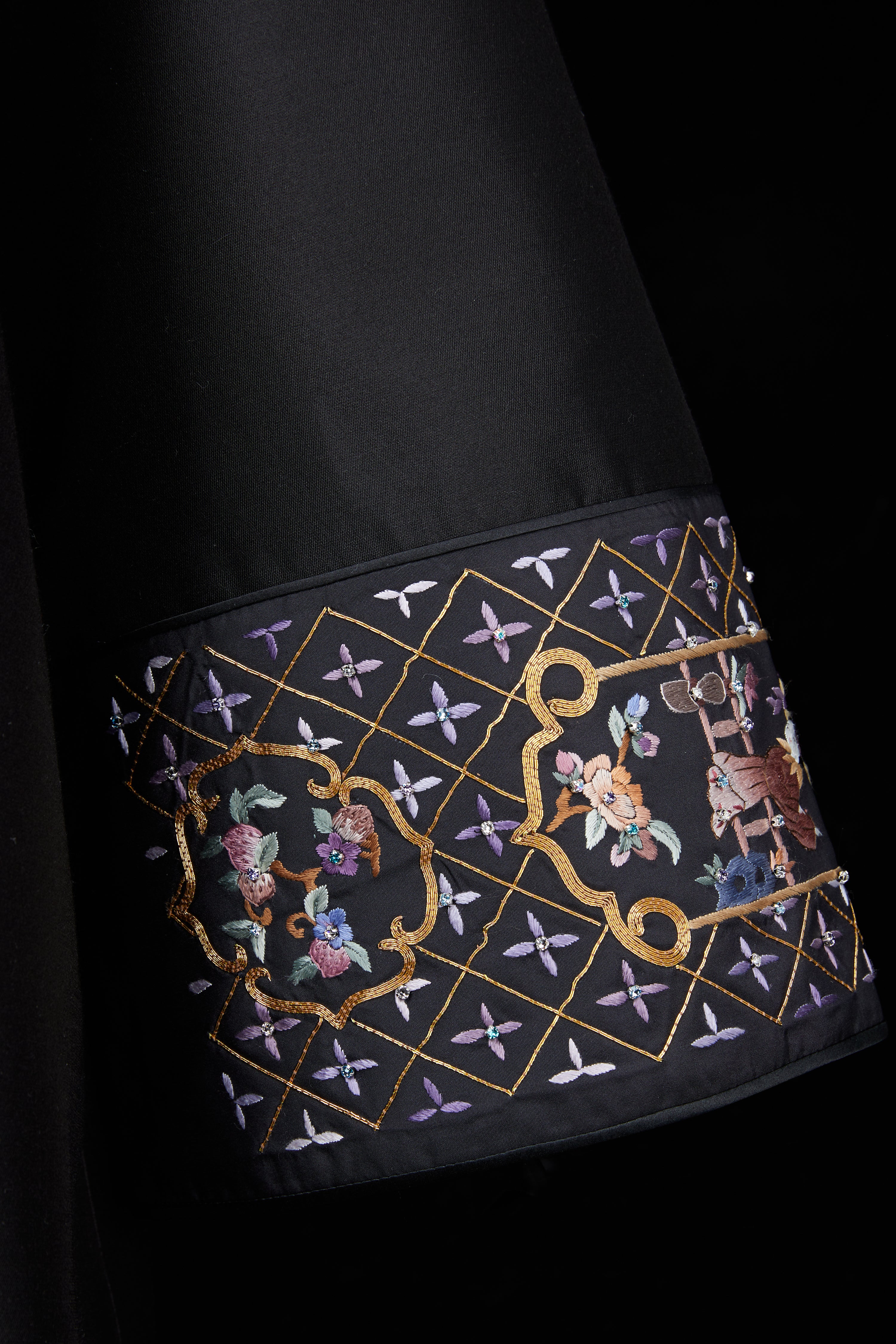 Gold-Wrapped Black Top《盘金黑上衣》