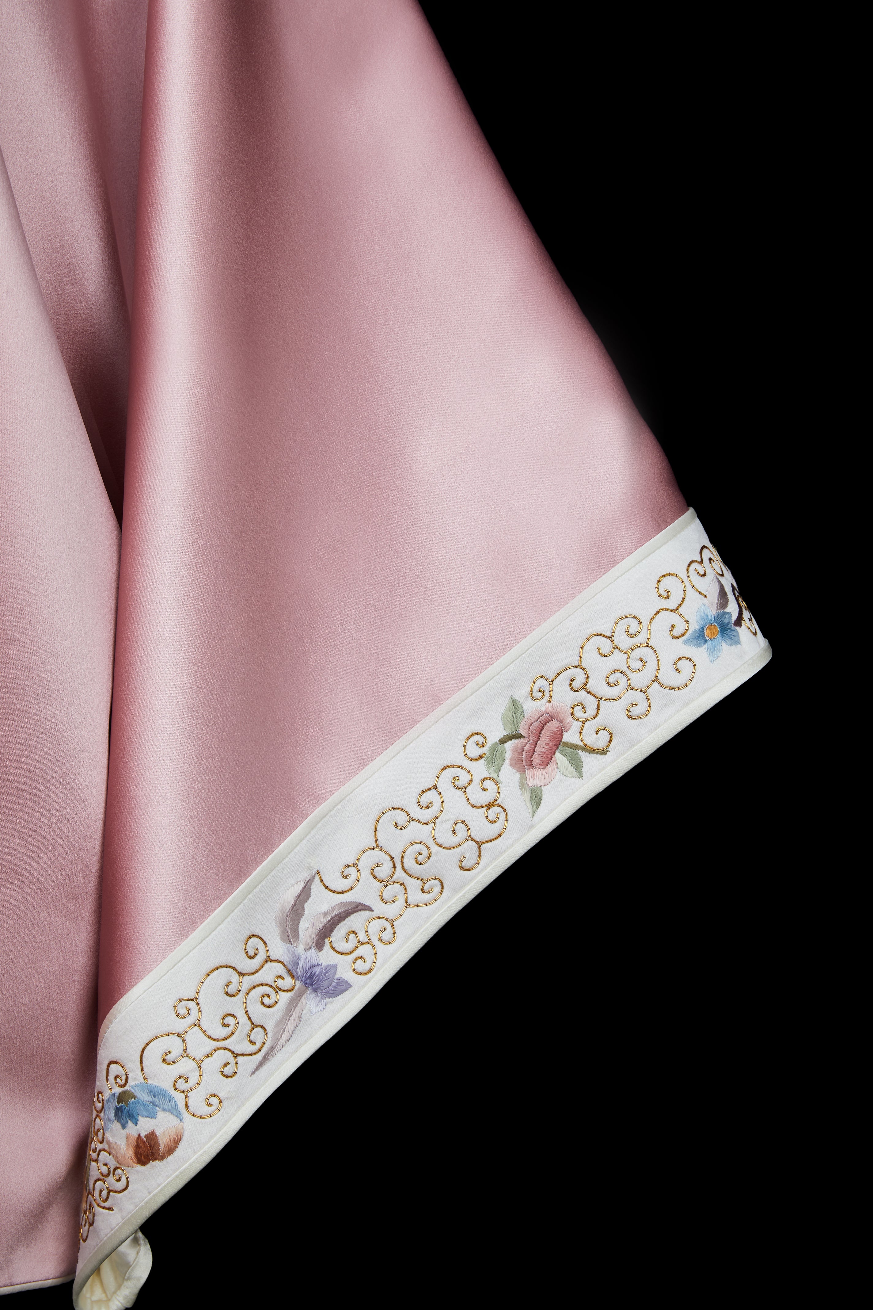 Pink Gold Embroidery《粉色盘金》