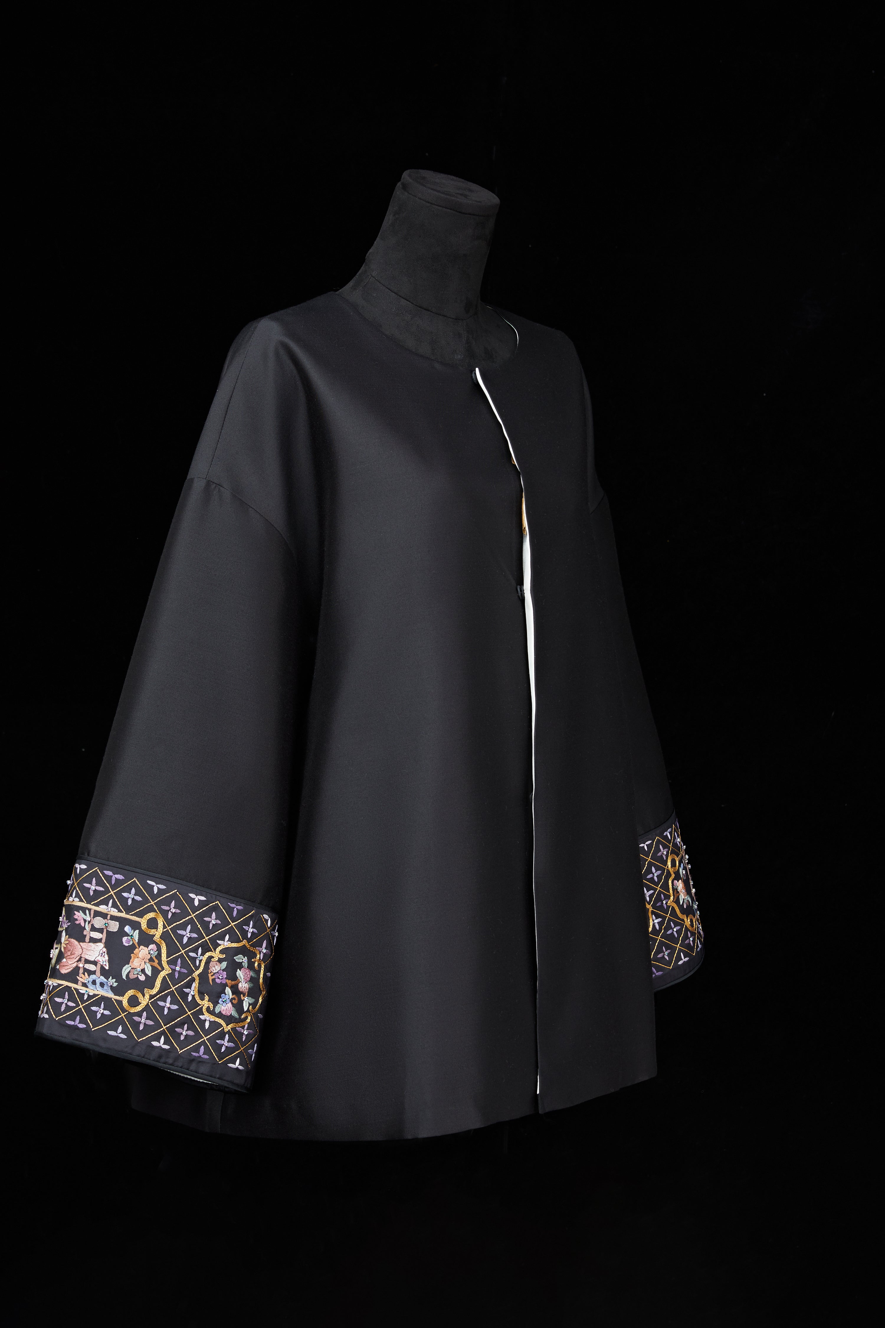 Gold-Wrapped Black Top《盘金黑上衣》