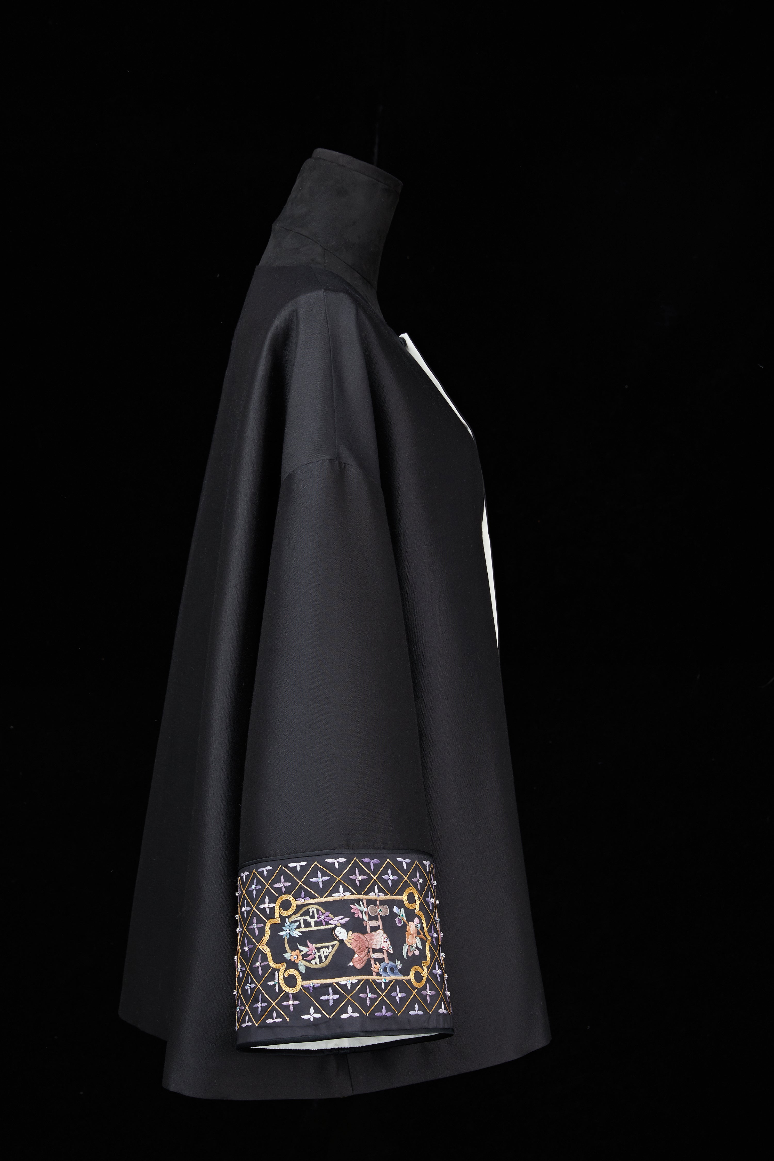 Gold-Wrapped Black Top《盘金黑上衣》