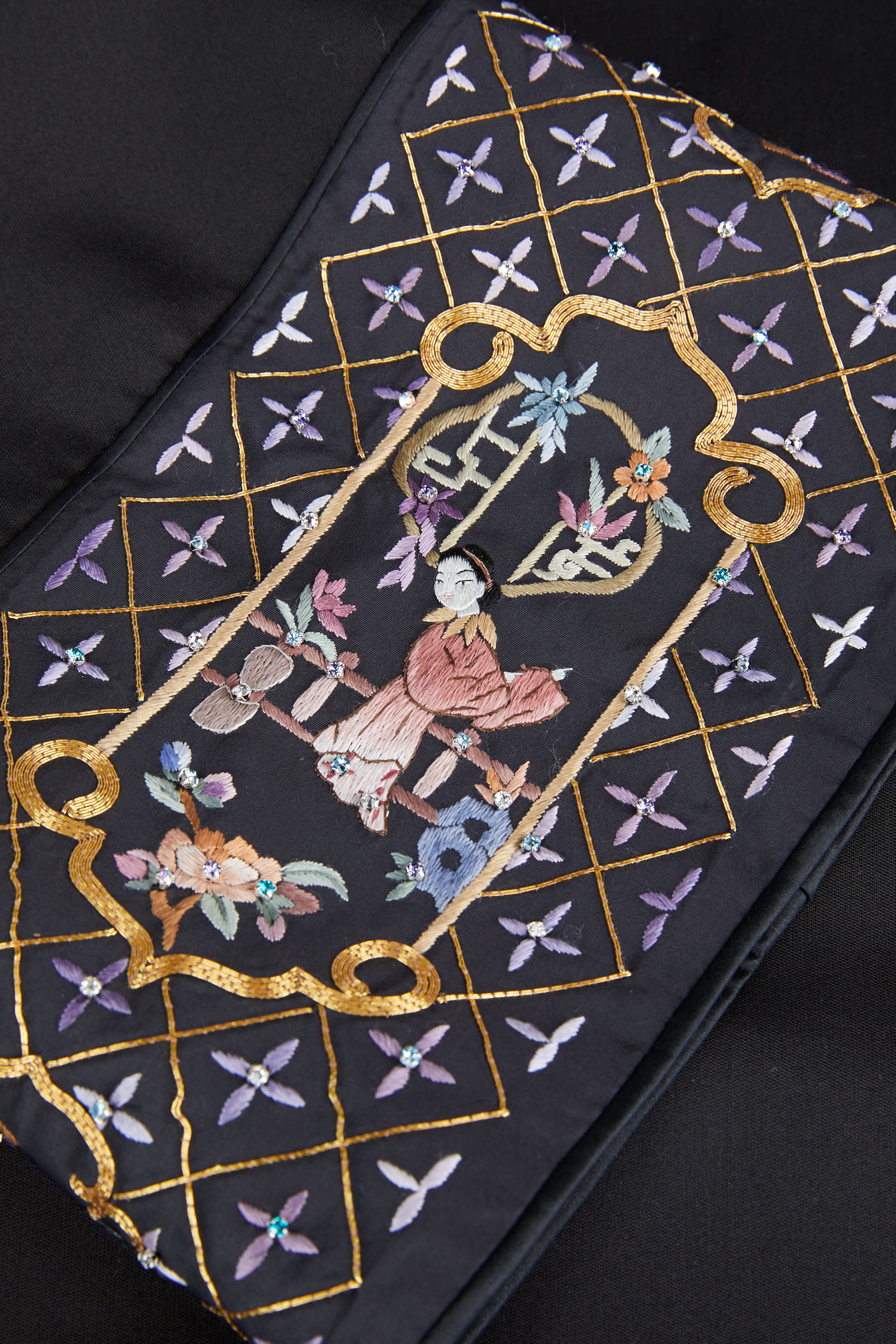 Gold-Wrapped Black Top《盘金黑上衣》