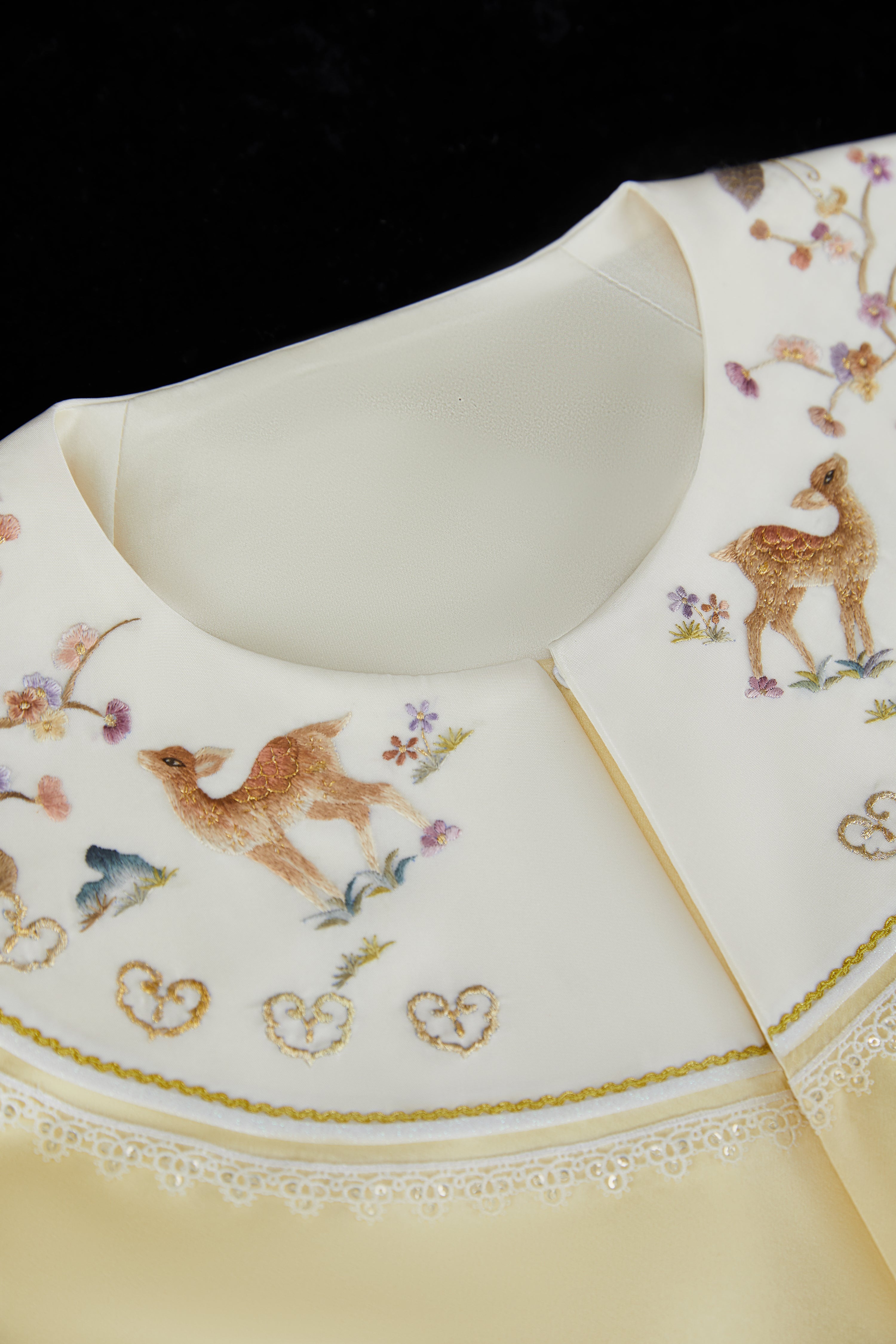 Gilded Antlers Whispering Wind《金翎鹿语》