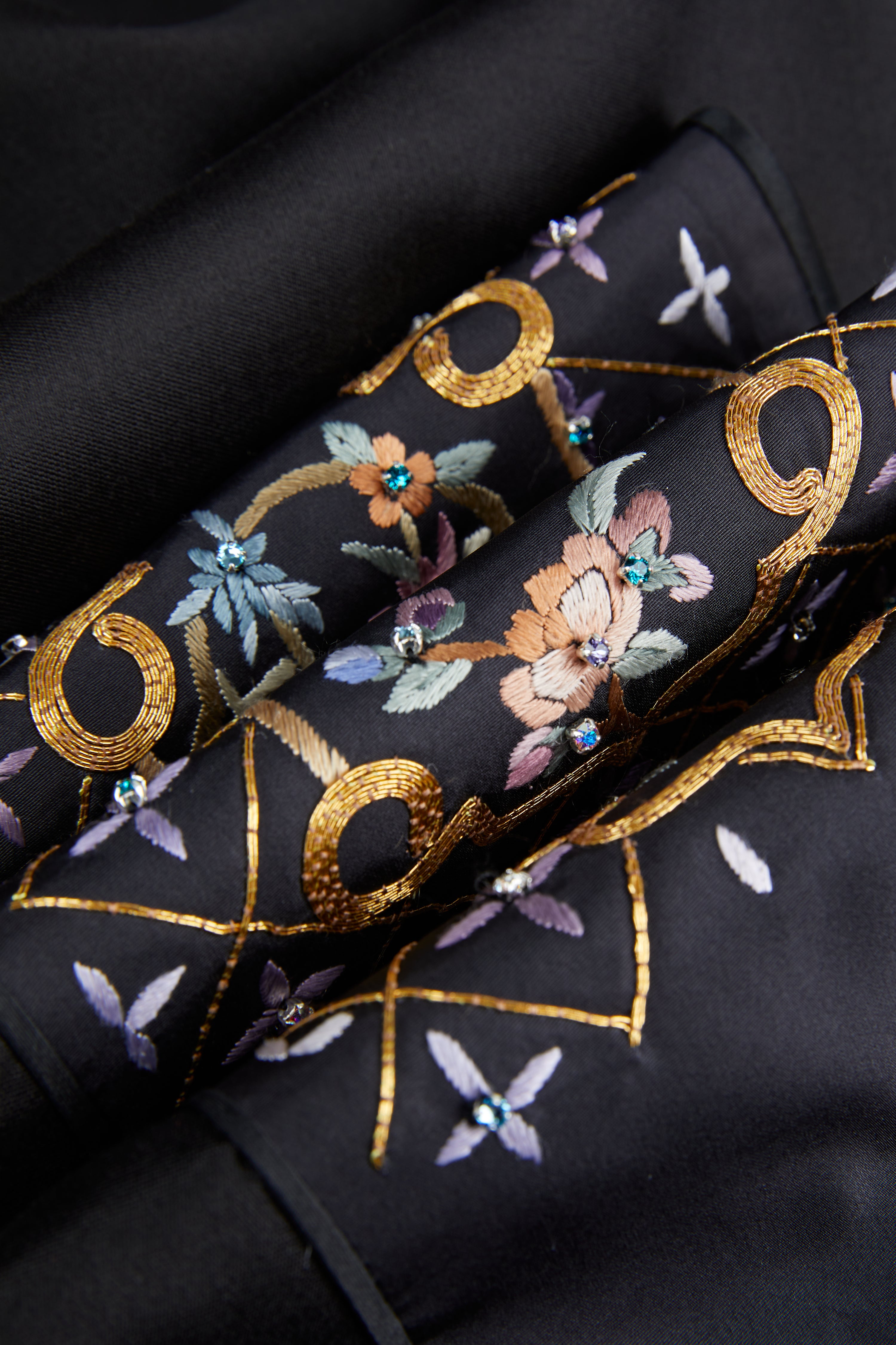 Gold-Wrapped Black Top《盘金黑上衣》