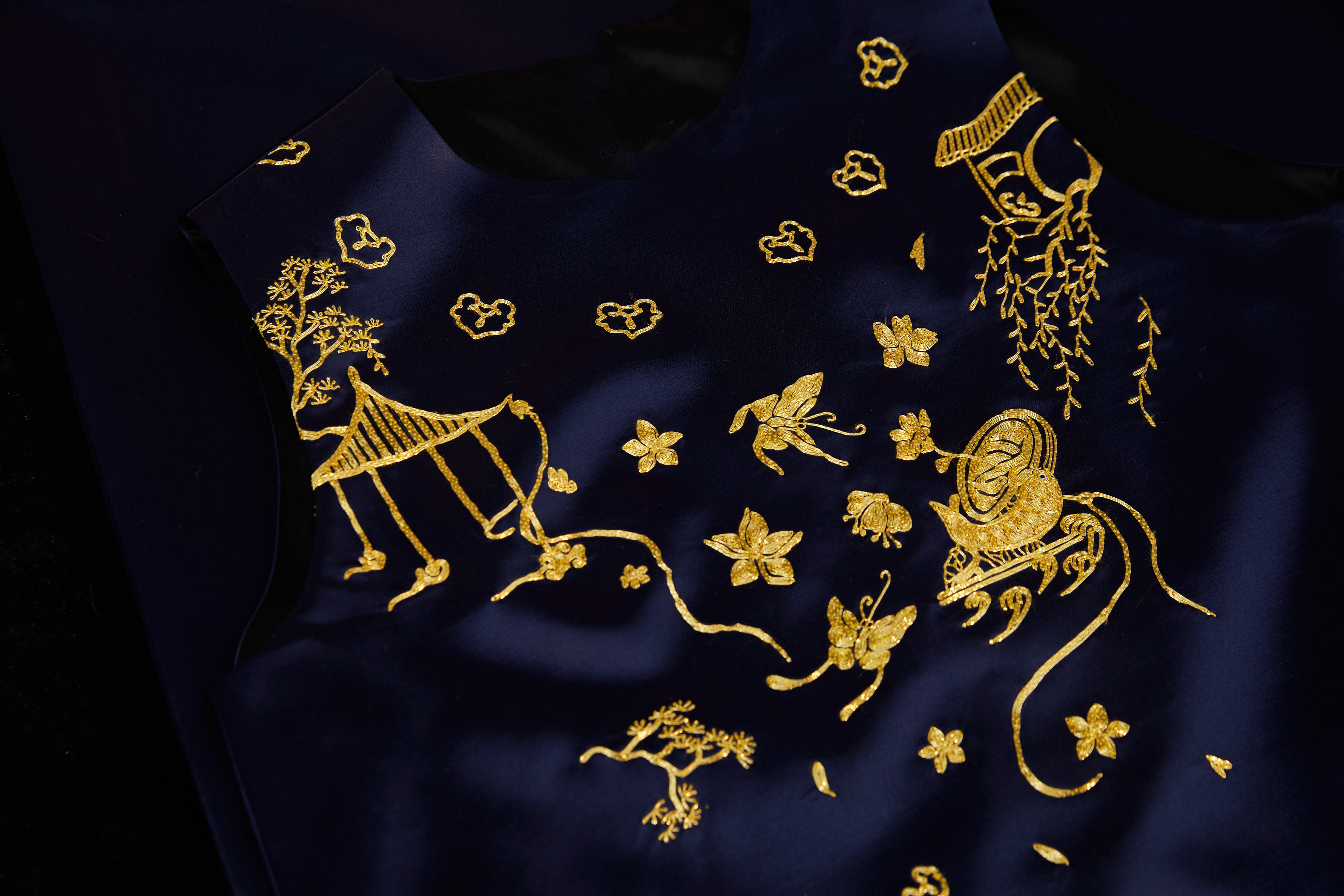 Celestial Eclipse Gown《日晷藏青长裙》