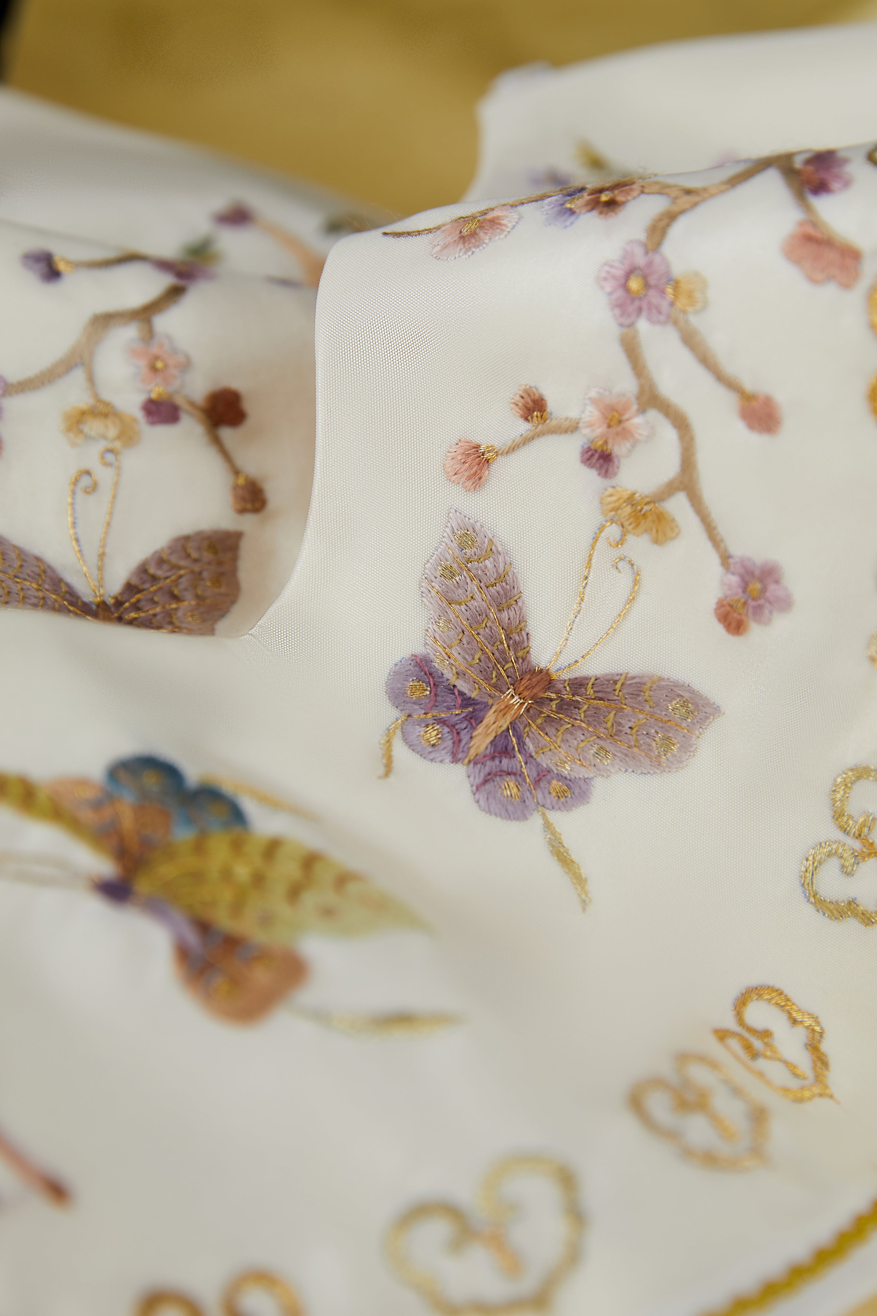 Gilded Antlers Whispering Wind《金翎鹿语》