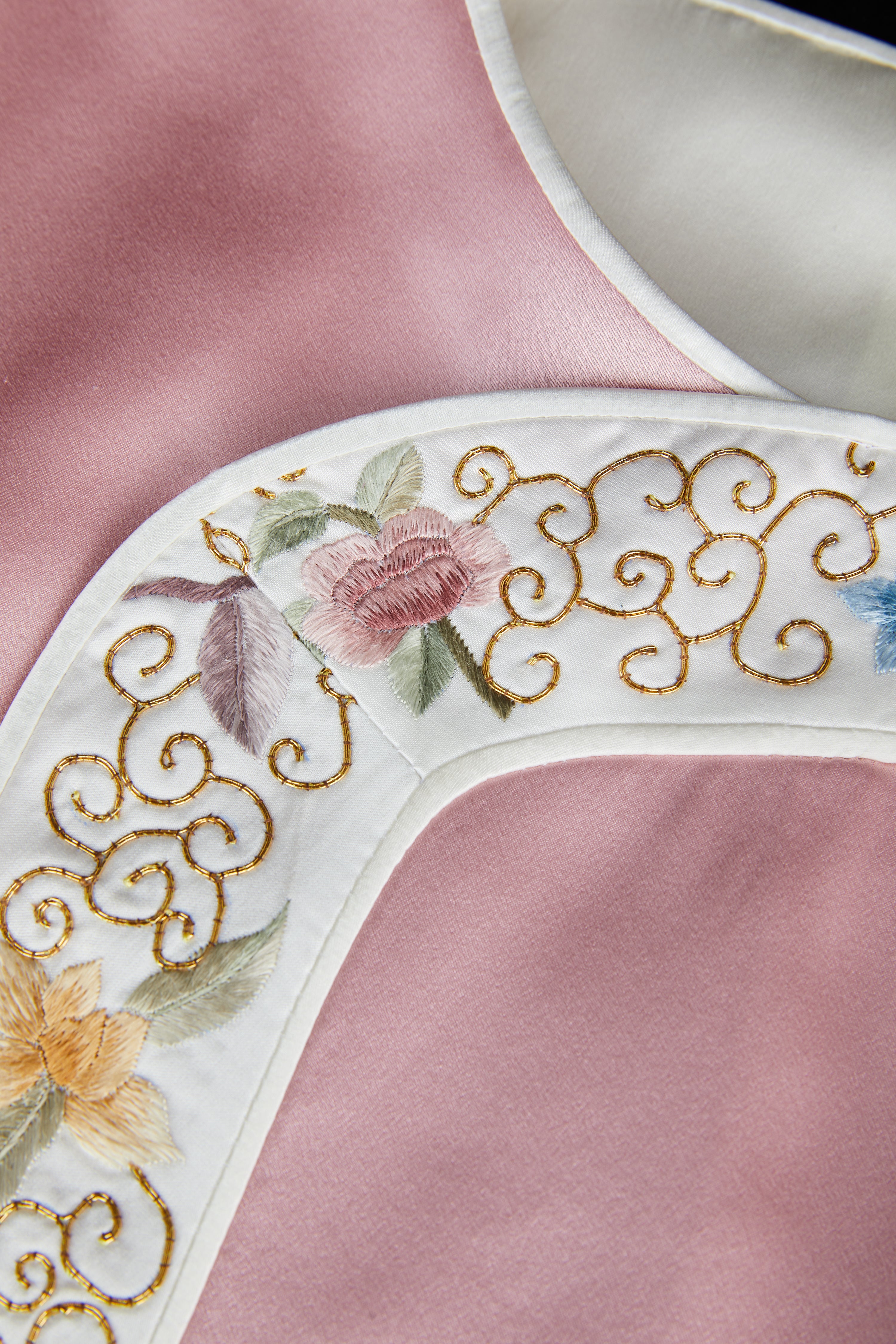 Pink Gold Embroidery《粉色盘金》