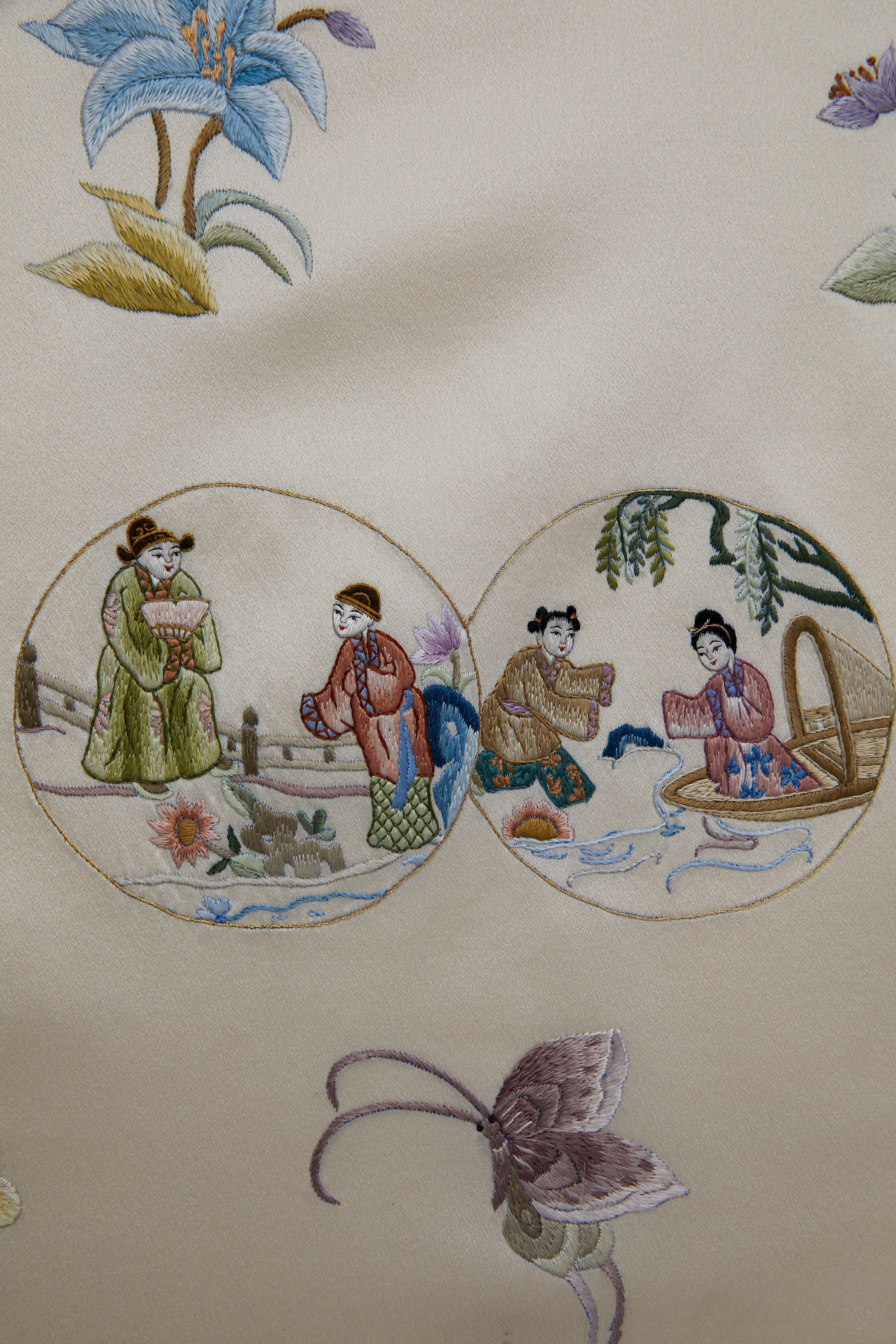 A close up images of Embroidery artwork Qin Qi Shu Hua by RegardStudio