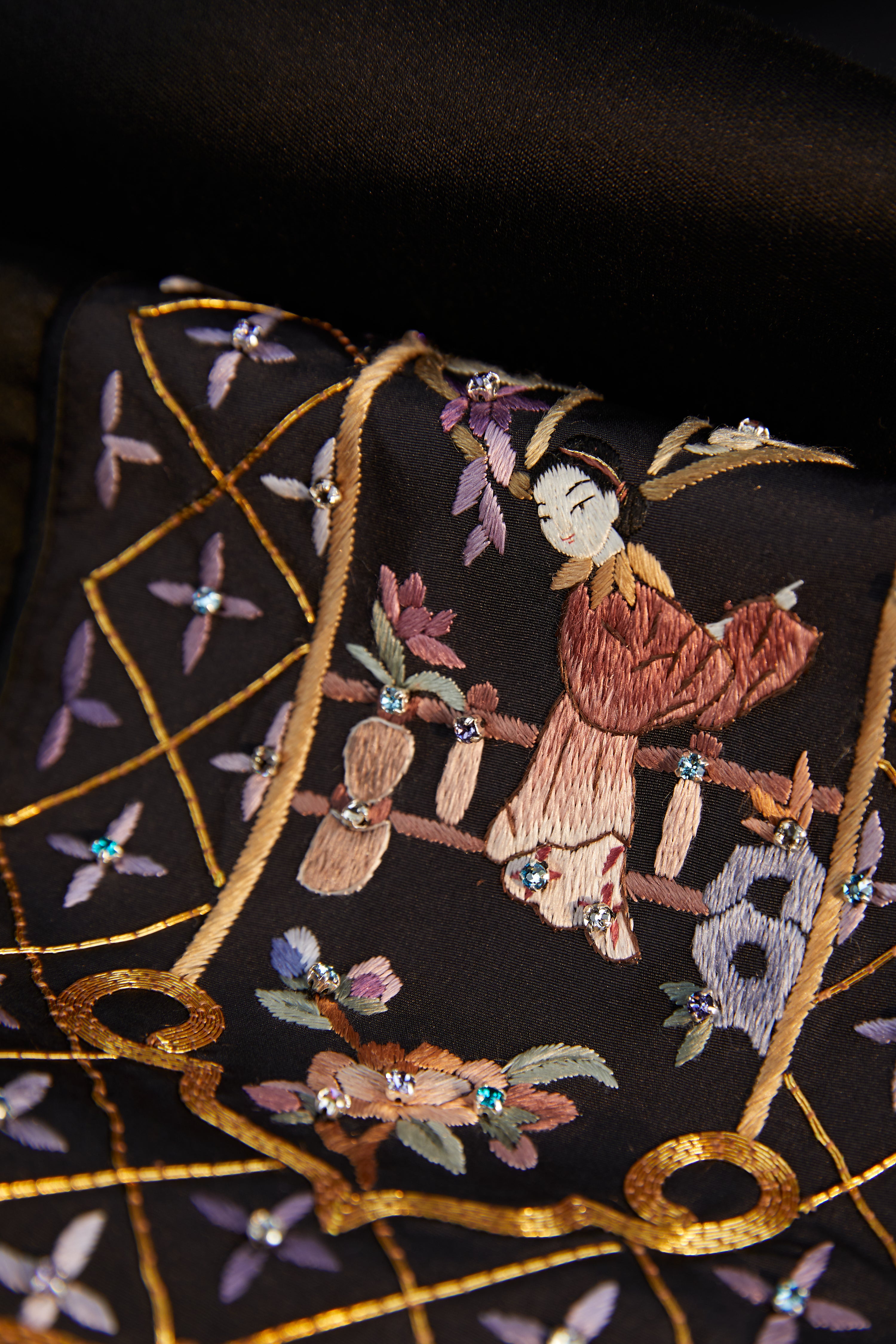 Gold-Wrapped Black Top《盘金黑上衣》