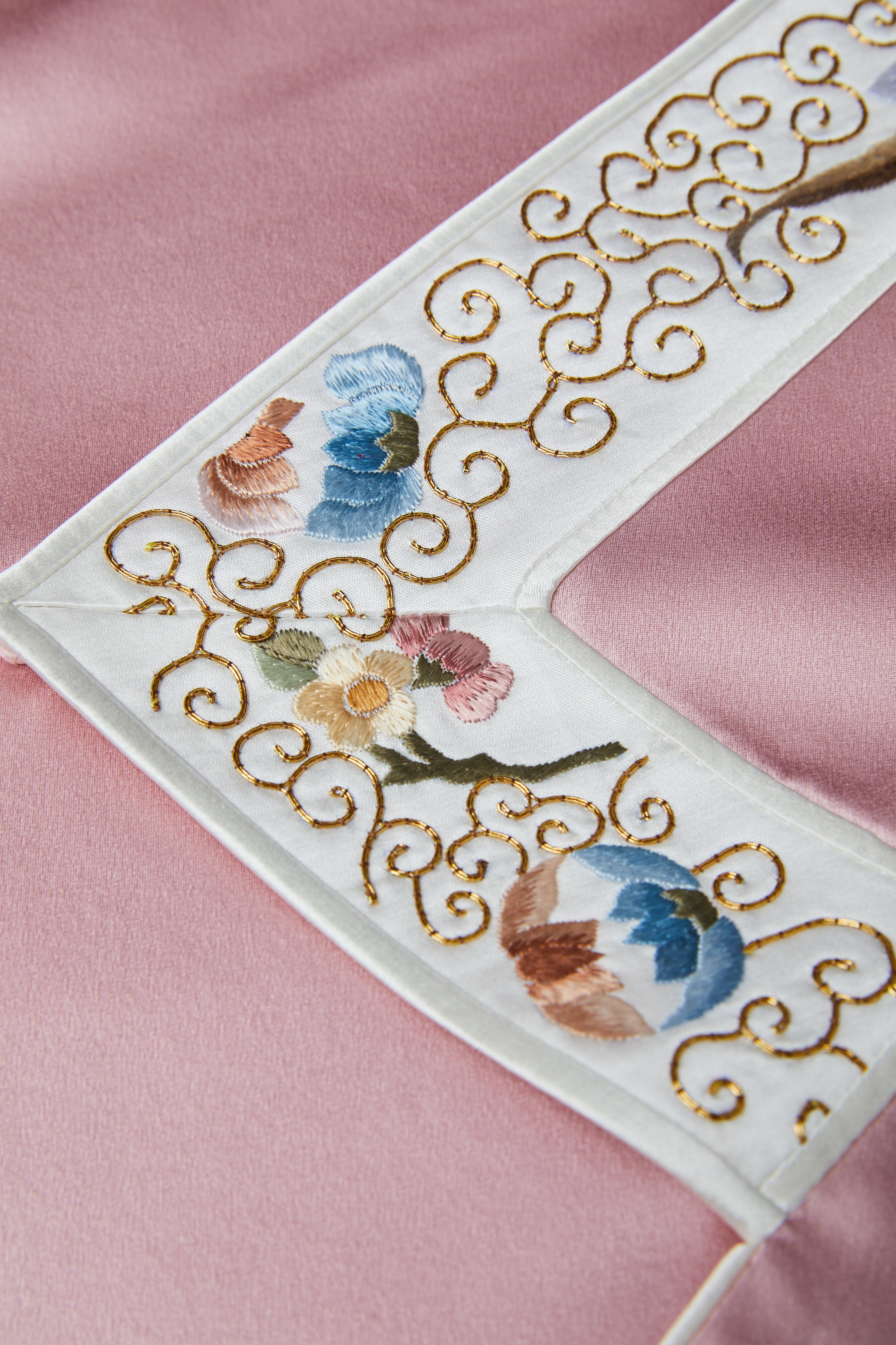 Pink Gold Embroidery《粉色盘金》