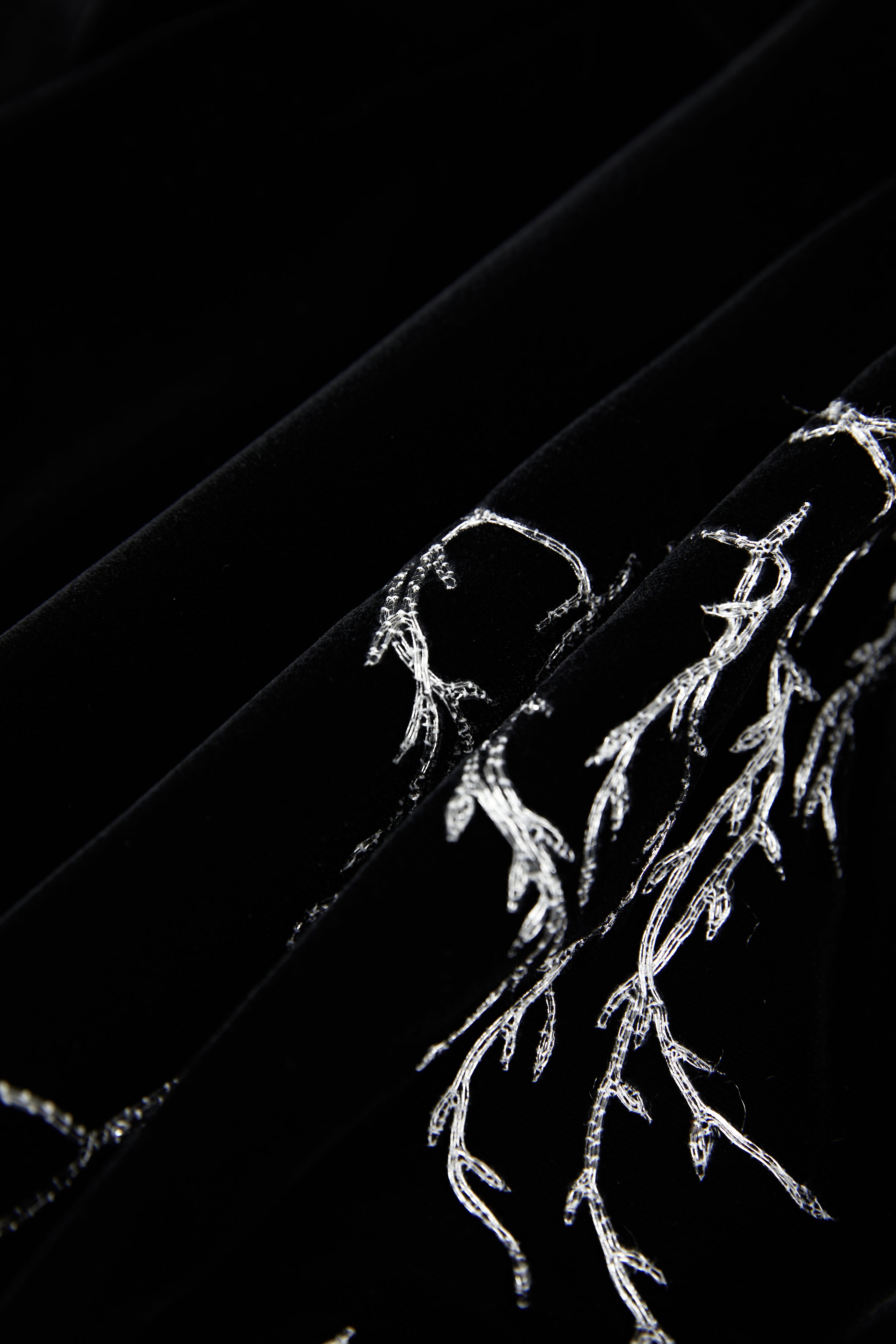 Black Velvet Mid-Open Blouse《黑丝绒中开上衣》