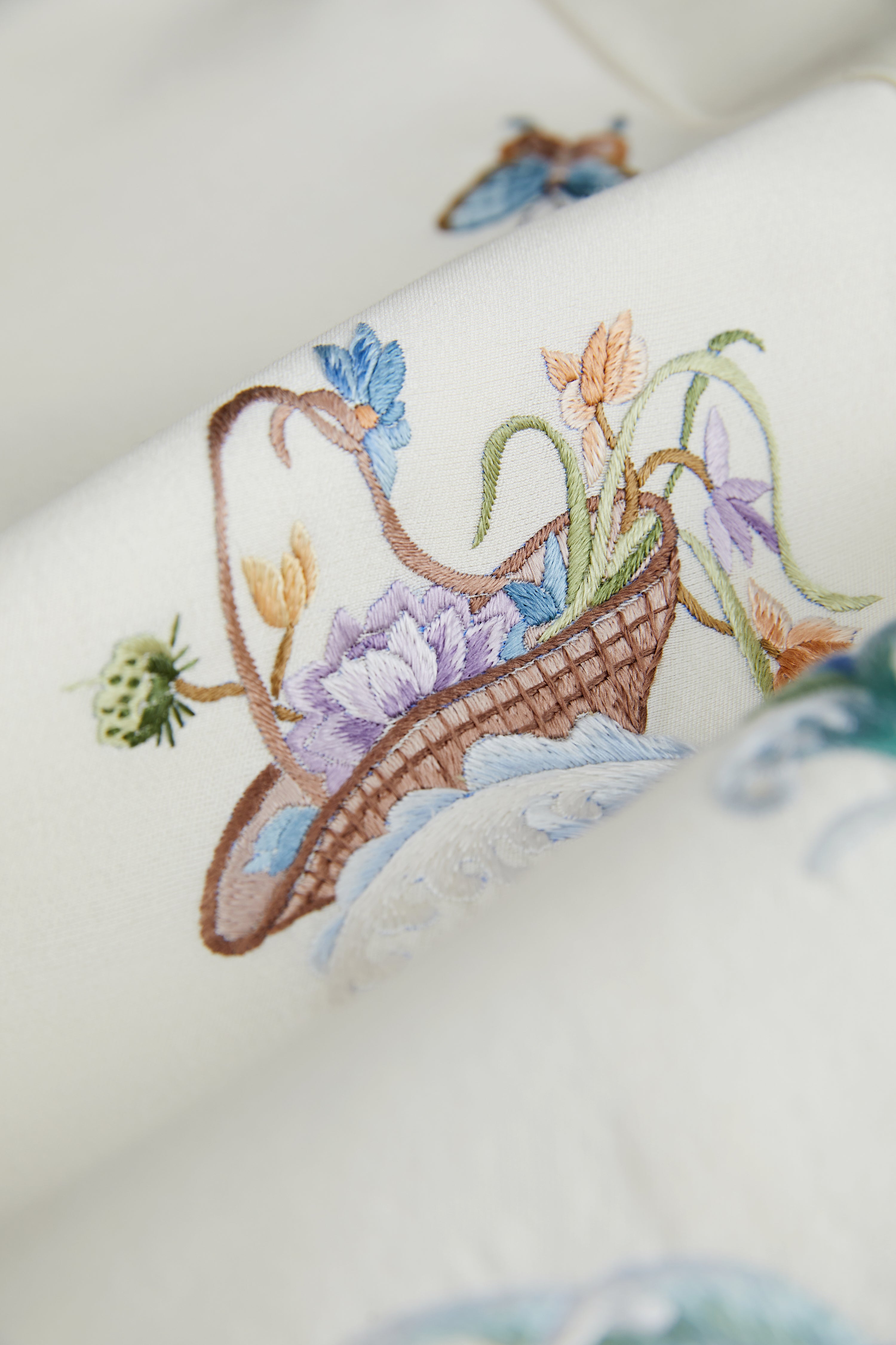 Kun Playing Among Flower Cloak《鲲戏花斗篷》