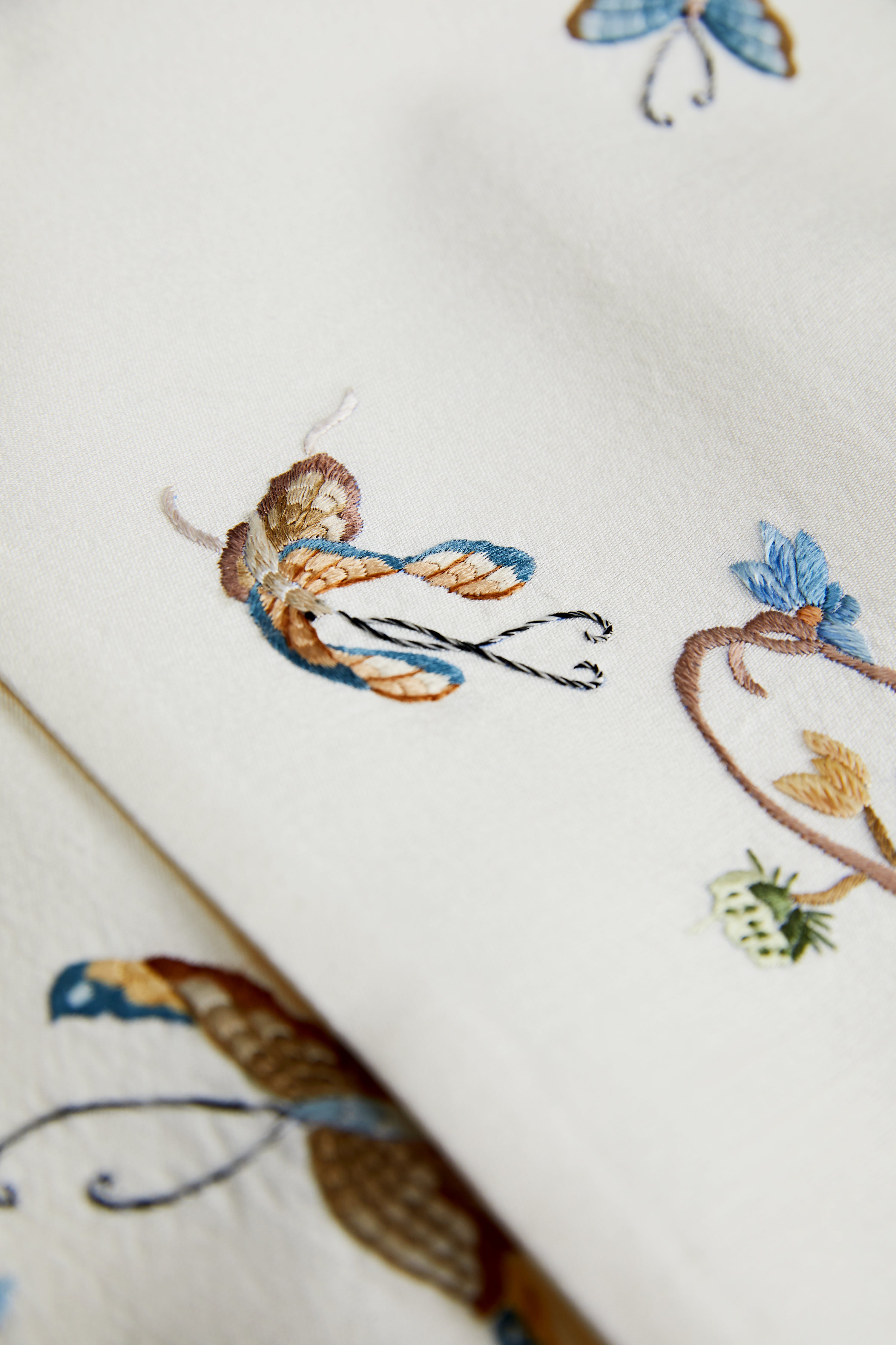 Kun Playing Among Flower Cloak《鲲戏花斗篷》