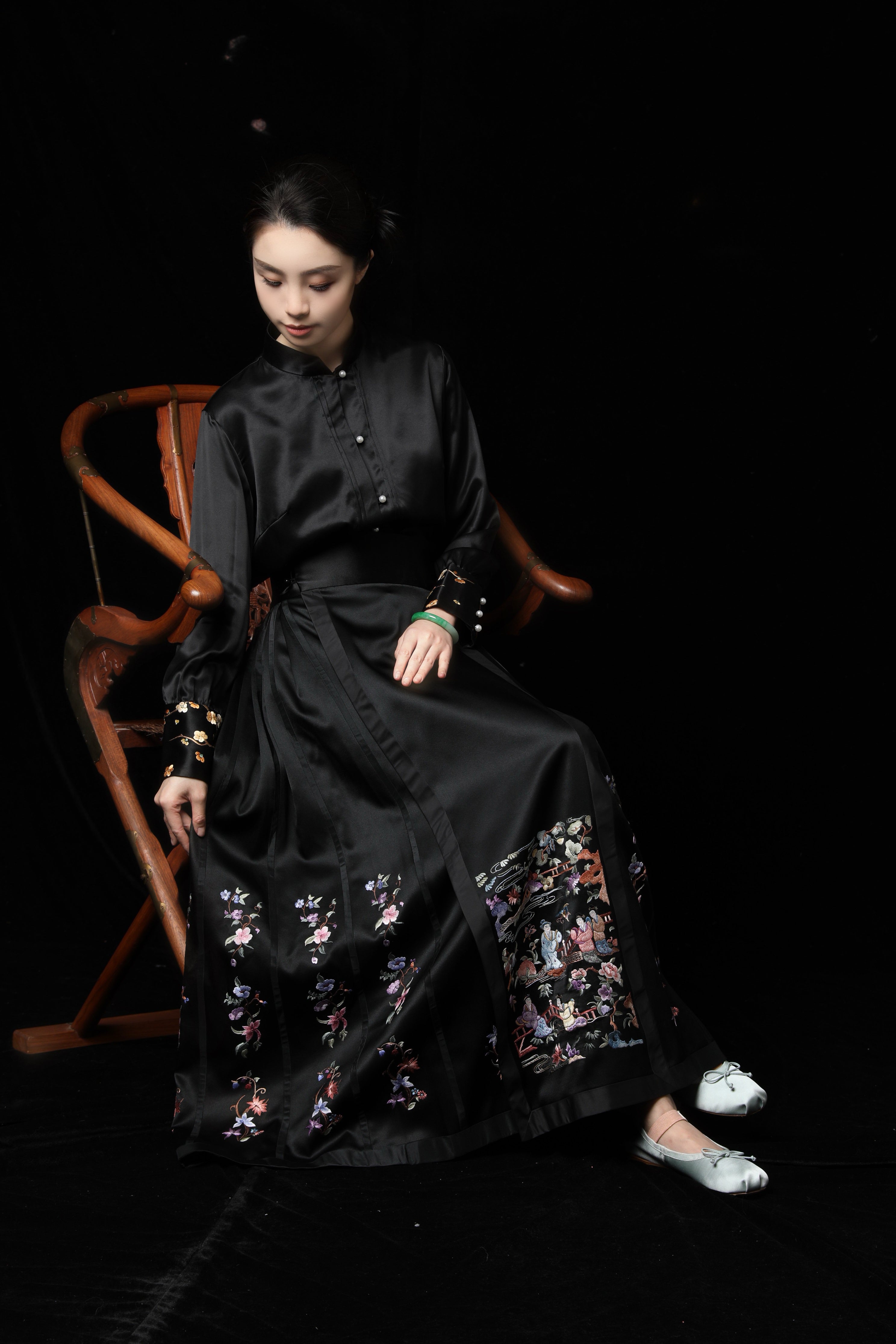 A beautiful showcase of Zhao Jun Goes Beyond The Great Wall horse face skirt of China