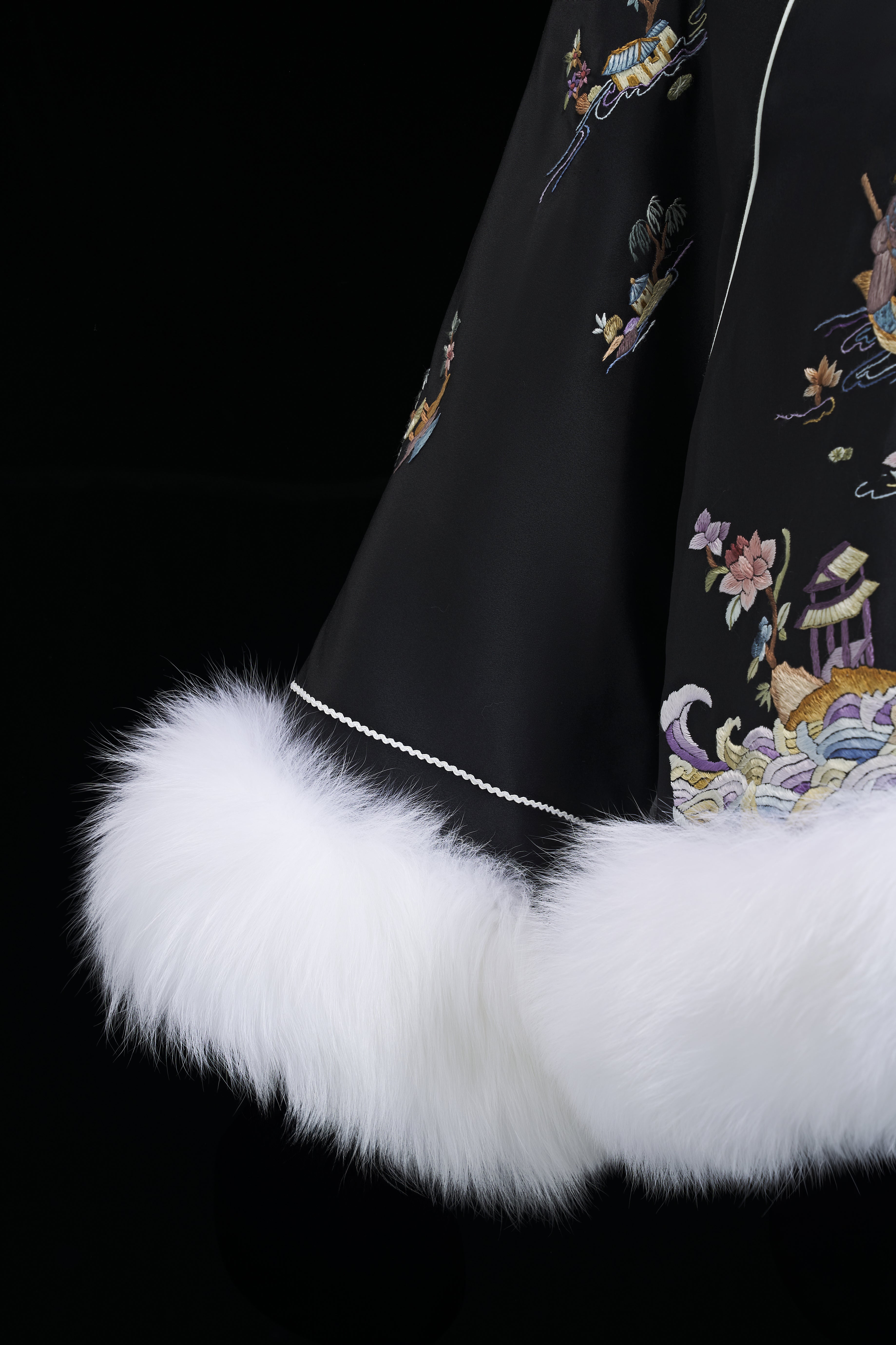 Coat with Fox Fur Trim《采莲图》