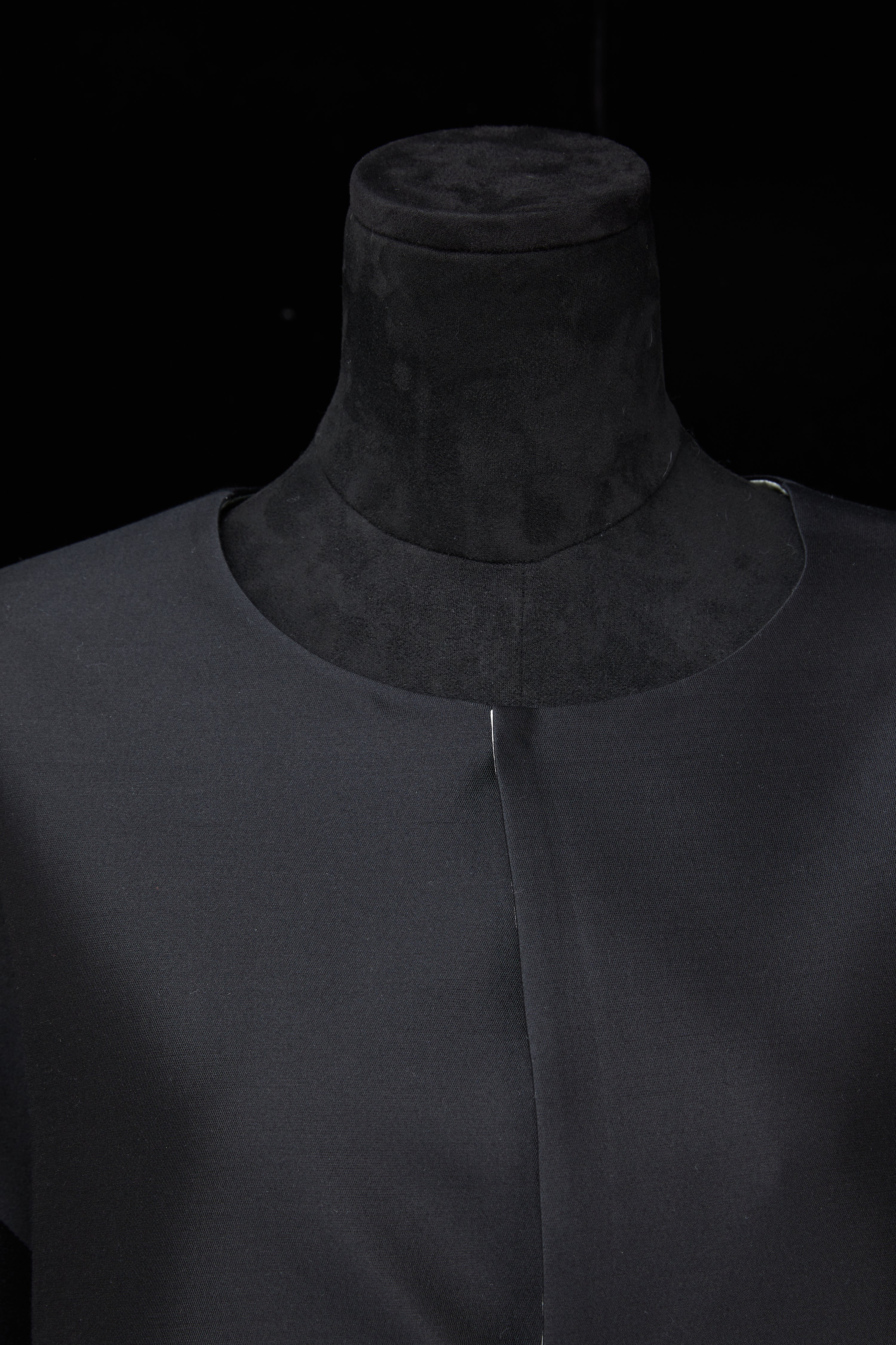 Gold-Wrapped Black Top《盘金黑上衣》