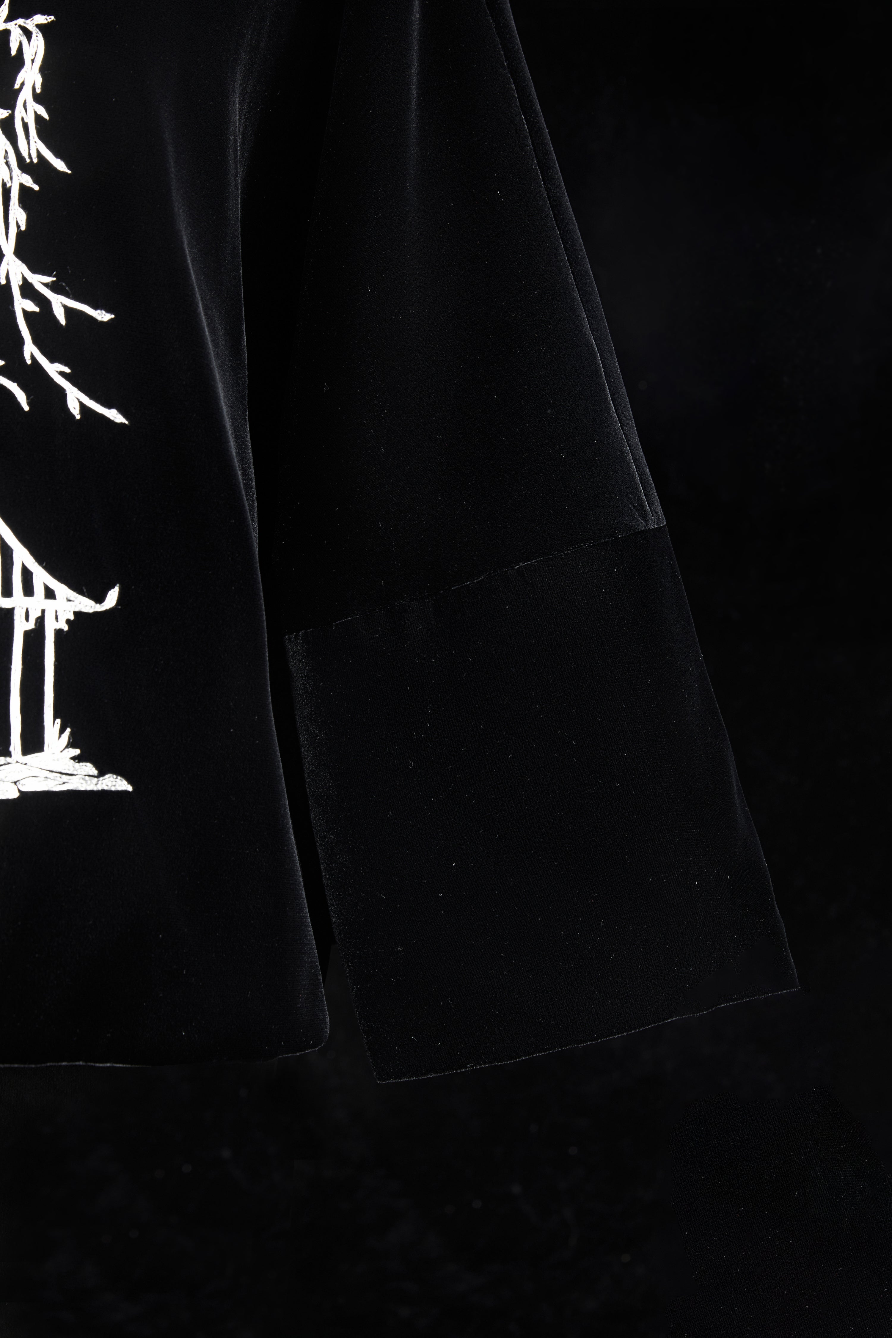 Black Velvet Mid-Open Blouse《黑丝绒中开上衣》