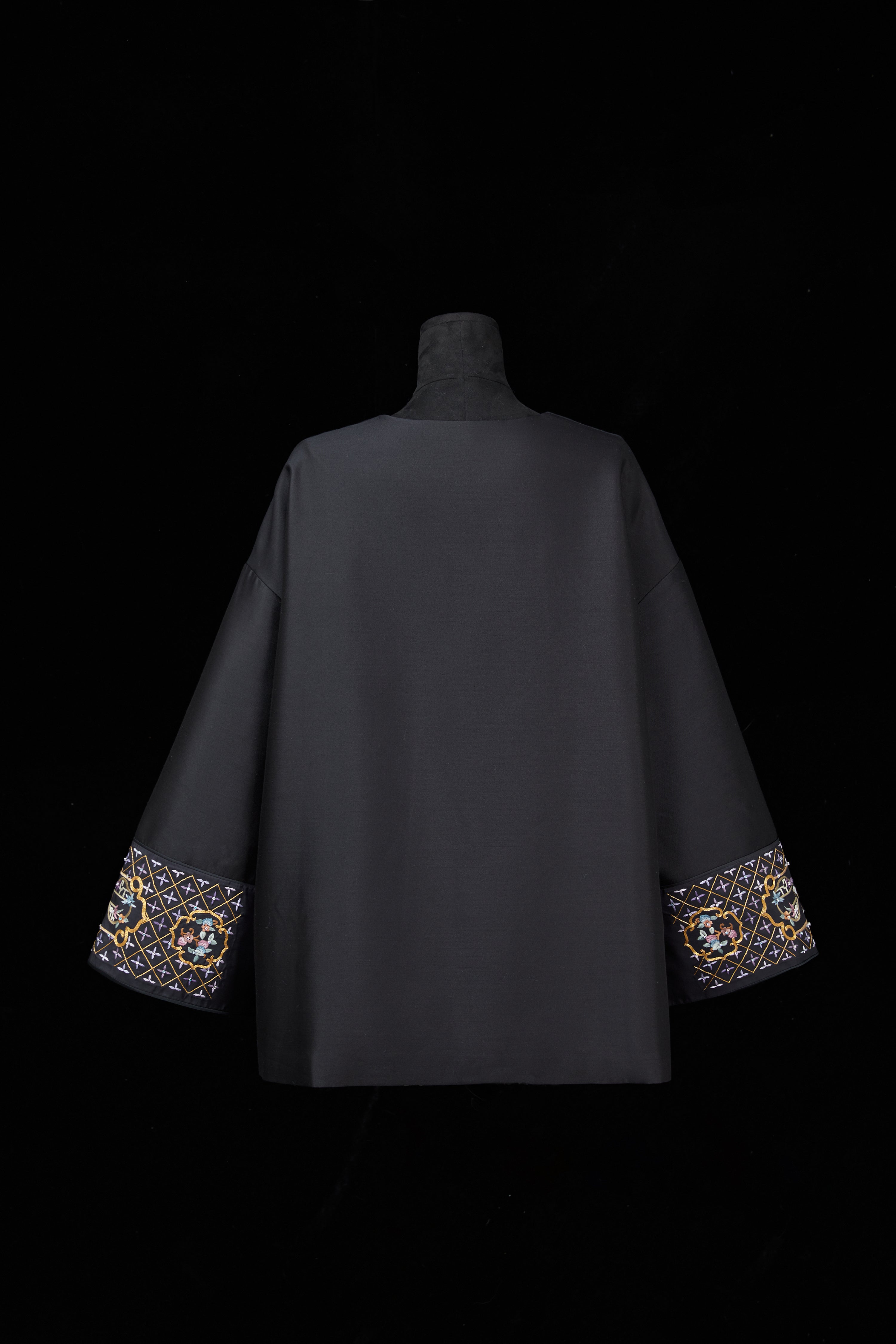 Gold-Wrapped Black Top《盘金黑上衣》