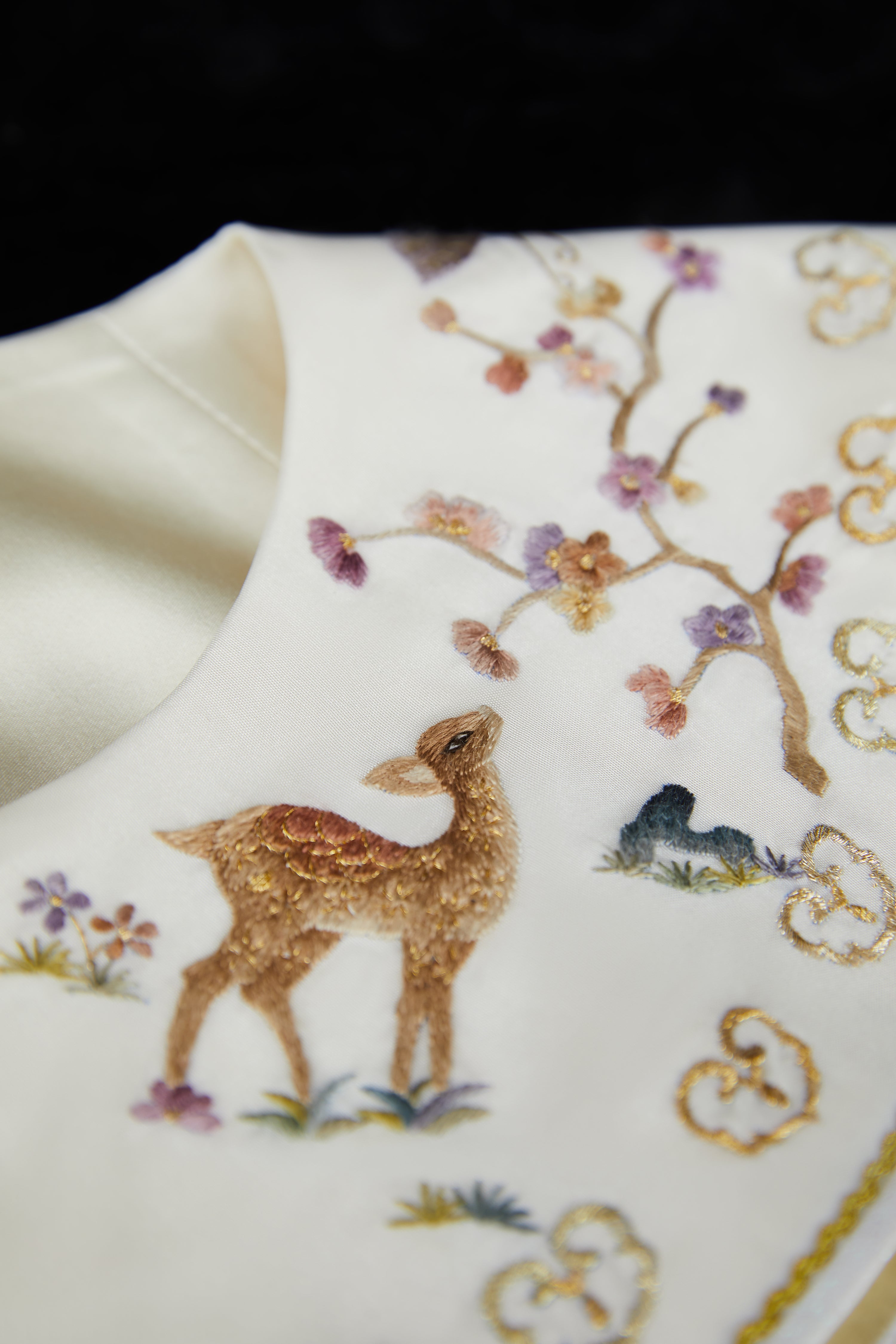 Gilded Antlers Whispering Wind《金翎鹿语》