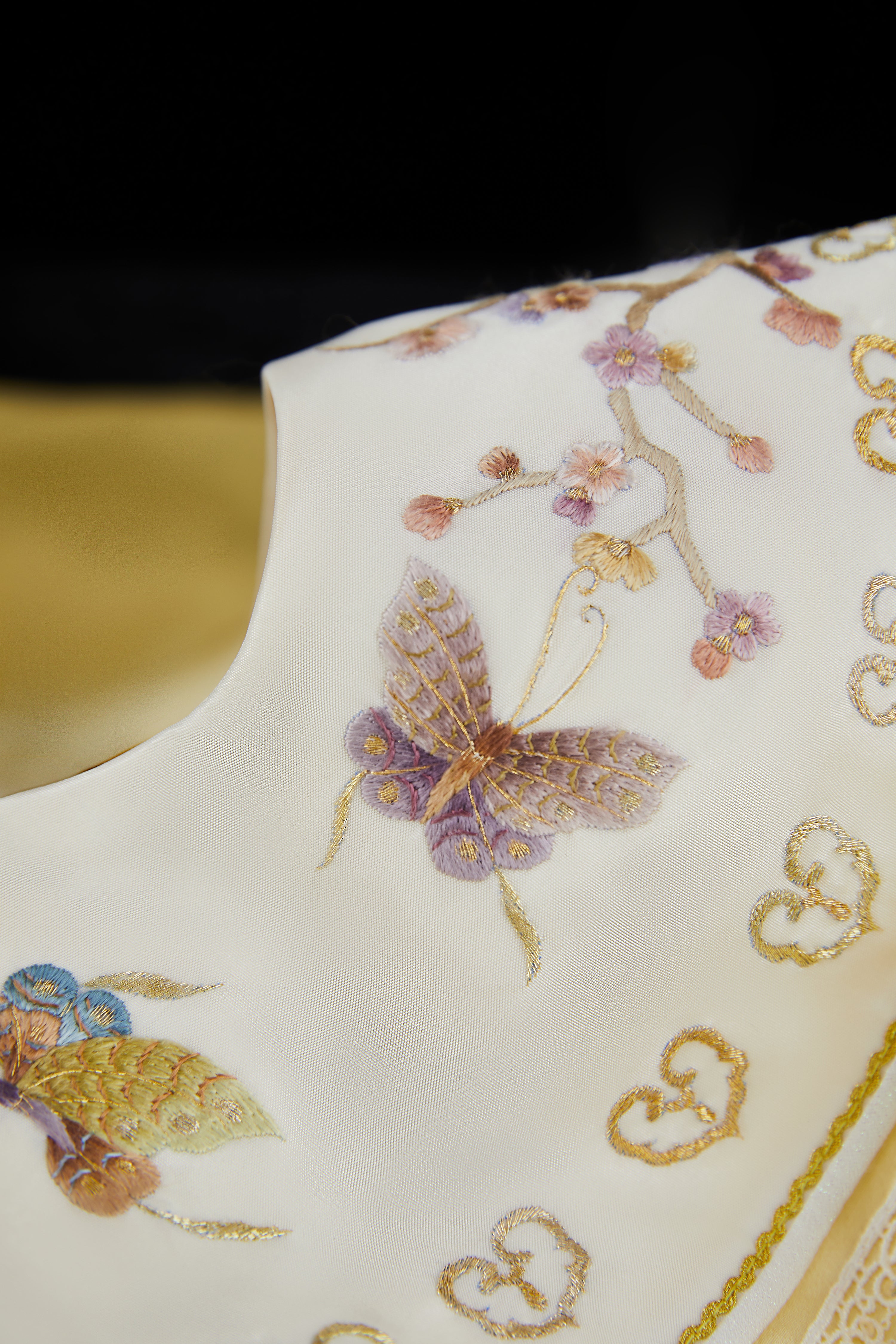 Gilded Antlers Whispering Wind《金翎鹿语》