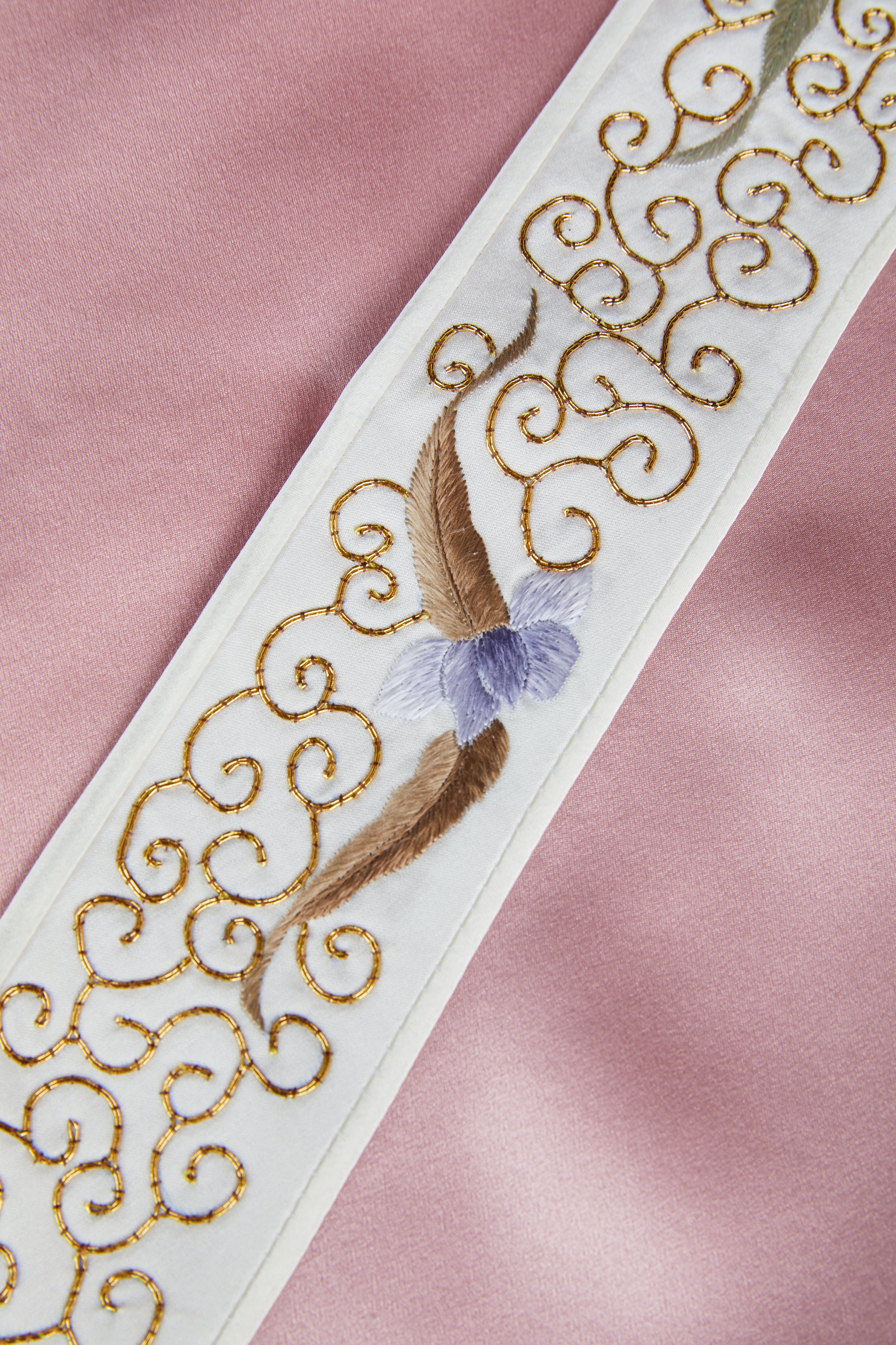 Pink Gold Embroidery《粉色盘金》