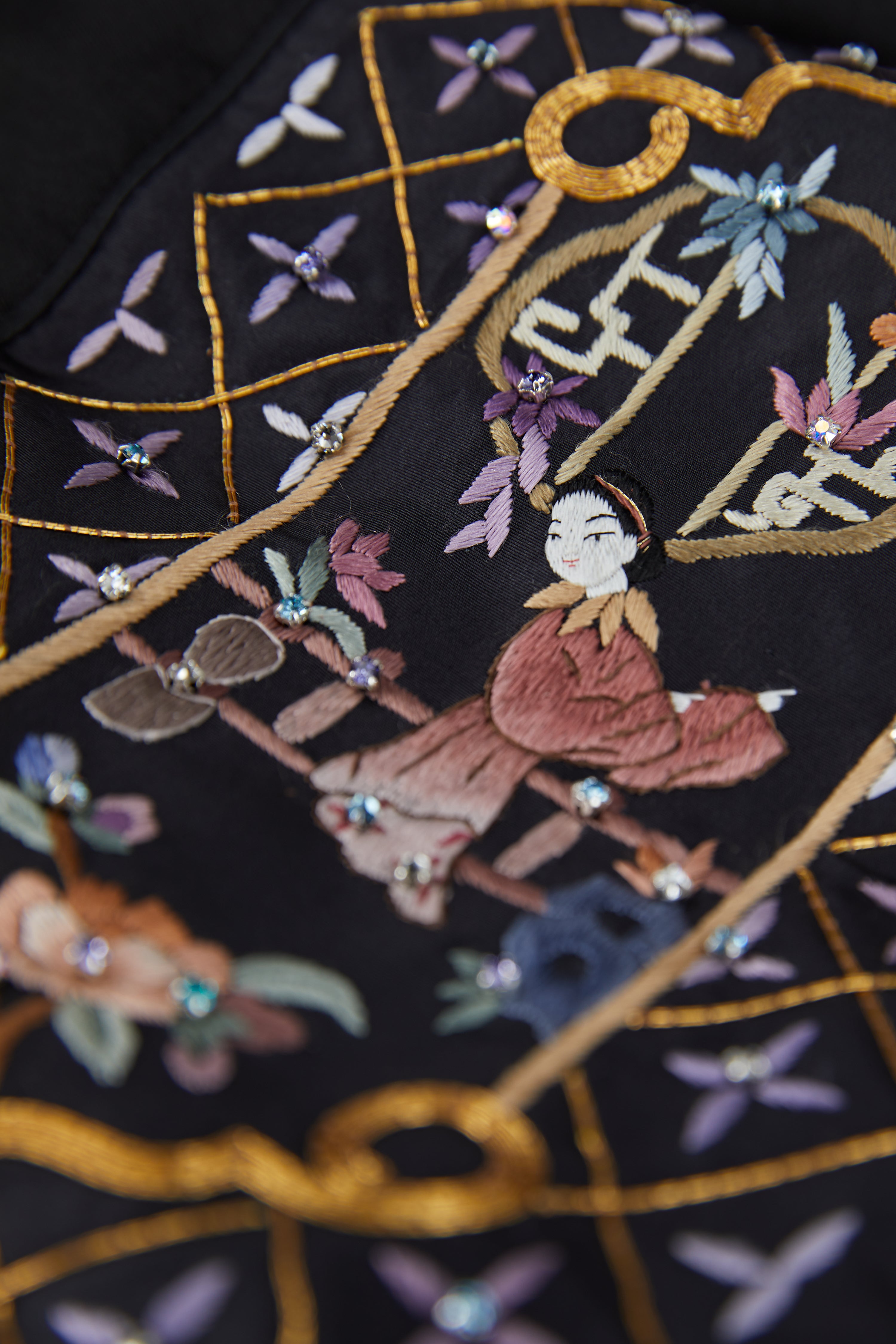 Gold-Wrapped Black Top《盘金黑上衣》