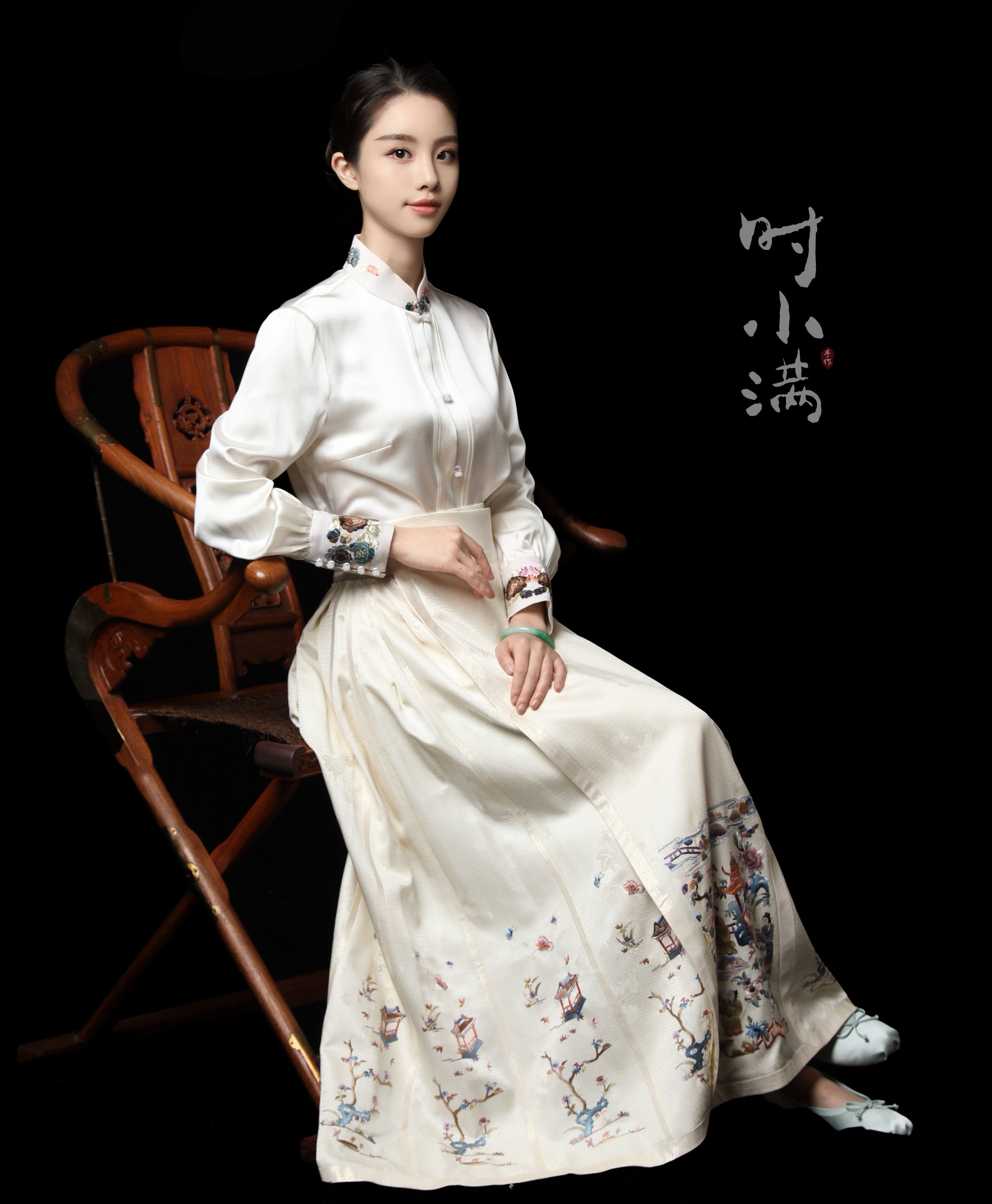 An elegant showcase of Zhao Jun Goes Beyond The Great Wall  Horse Face Skirt
